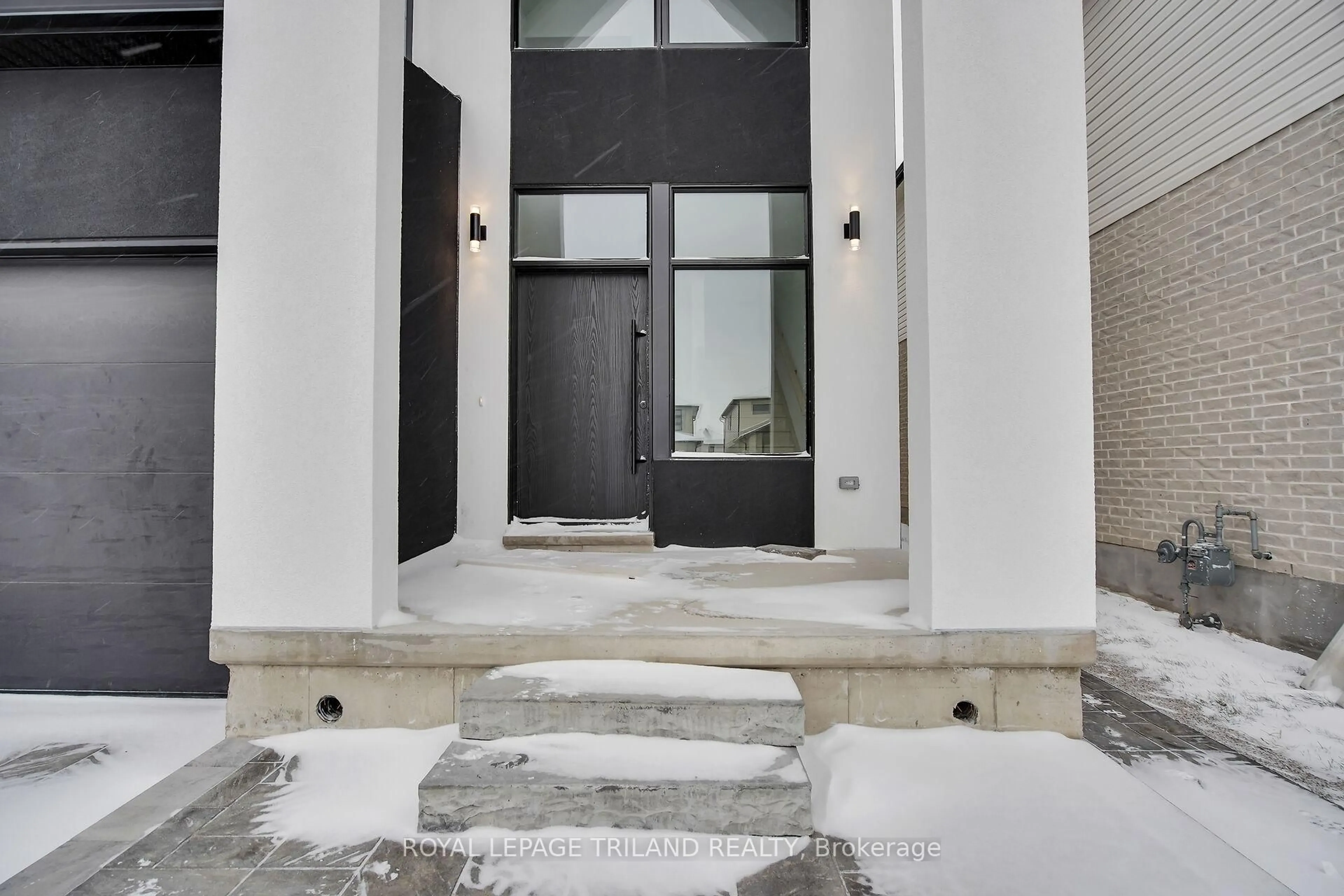 Indoor entryway for 3853 Big Leaf Tr, London South Ontario N6P 0A3