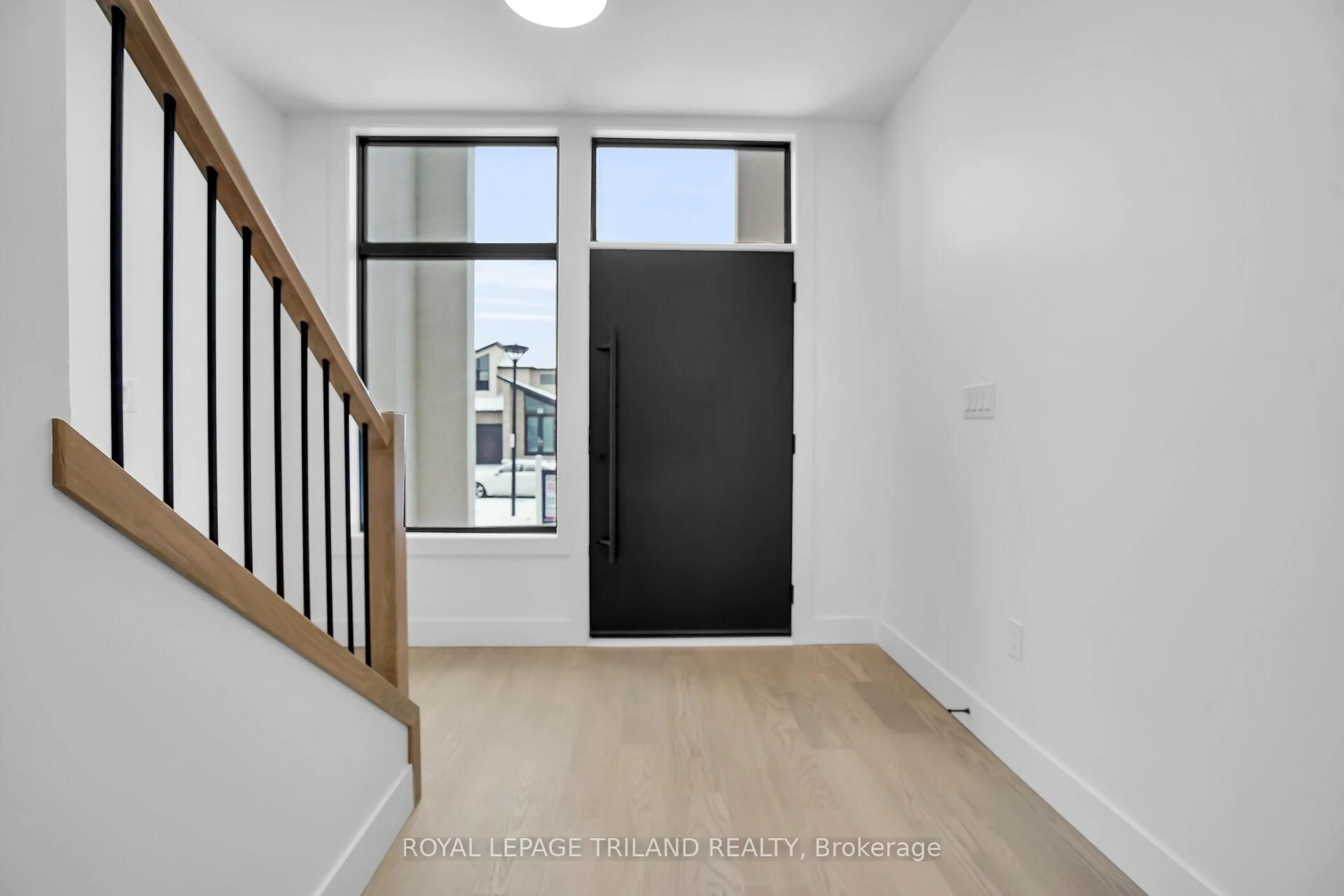 Indoor entryway for 3853 Big Leaf Tr, London South Ontario N6P 0A3