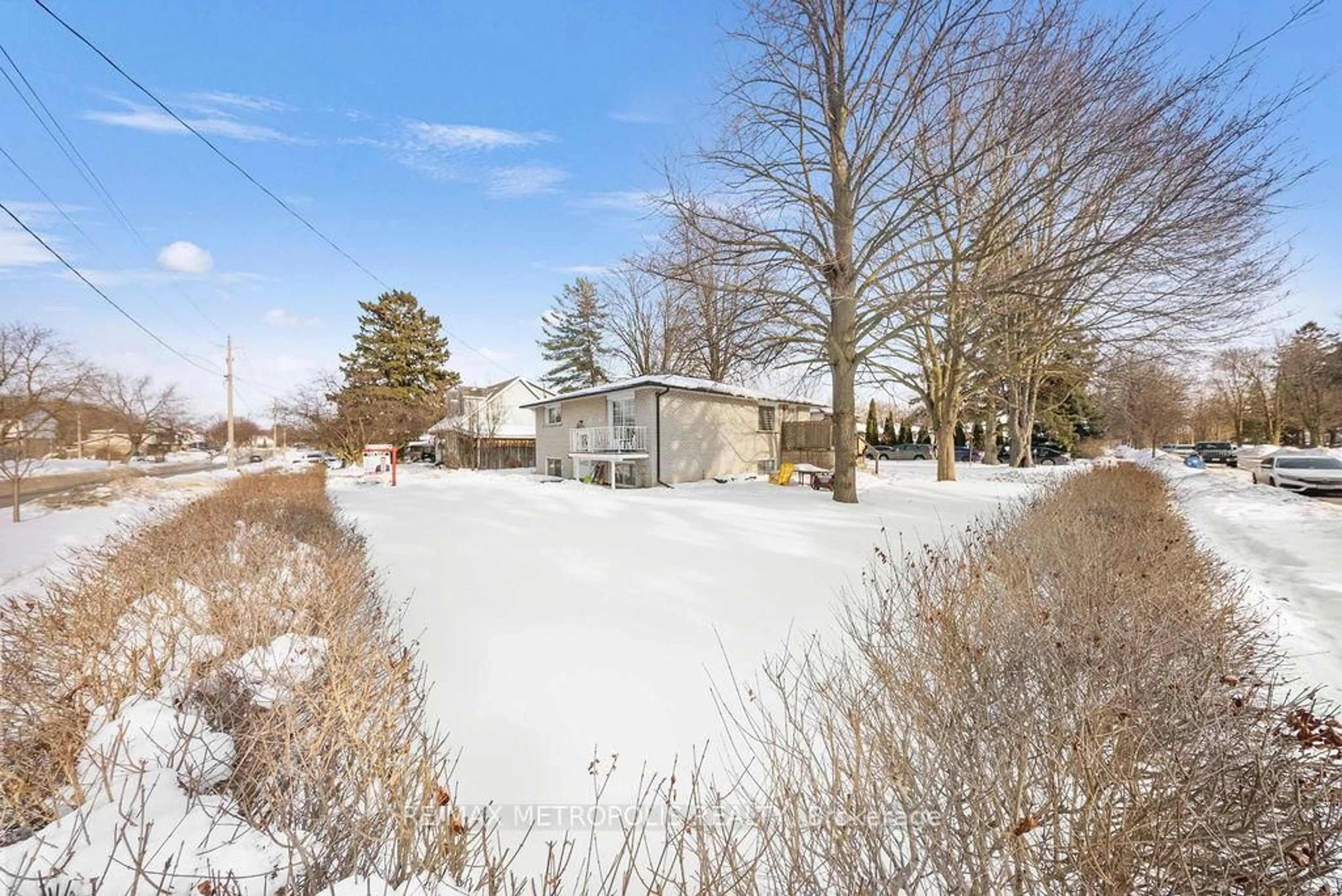 A pic from outside/outdoor area/front of a property/back of a property/a pic from drone, street for 263 Fergus Ave, Kitchener Ontario N2A 2H7