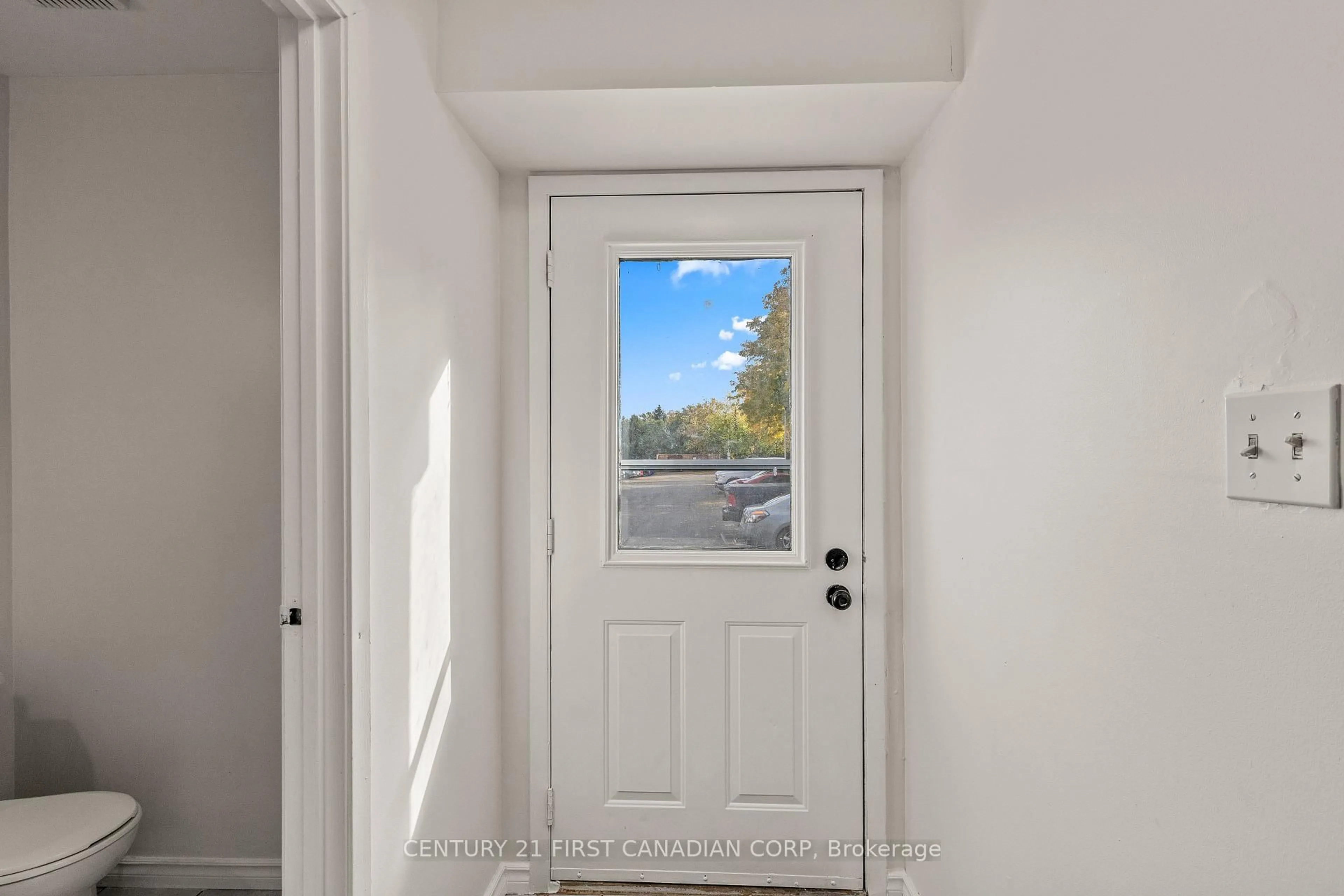 Indoor entryway for 595 THIRD St #36, London East Ontario N6B 1R4