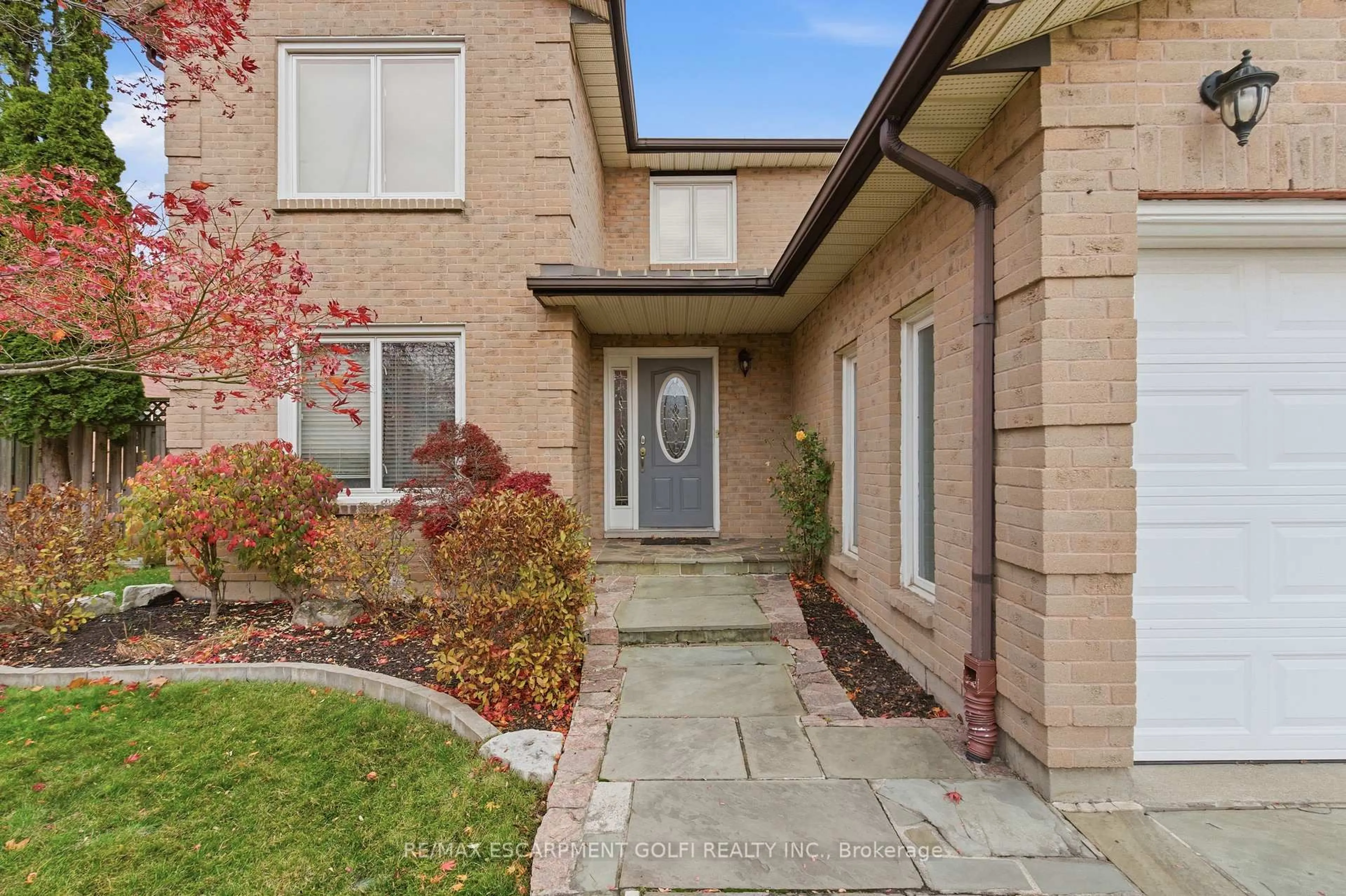 Home with brick exterior material, street for 2 JEANETTE Ave, Grimsby Ontario L3M 5B4