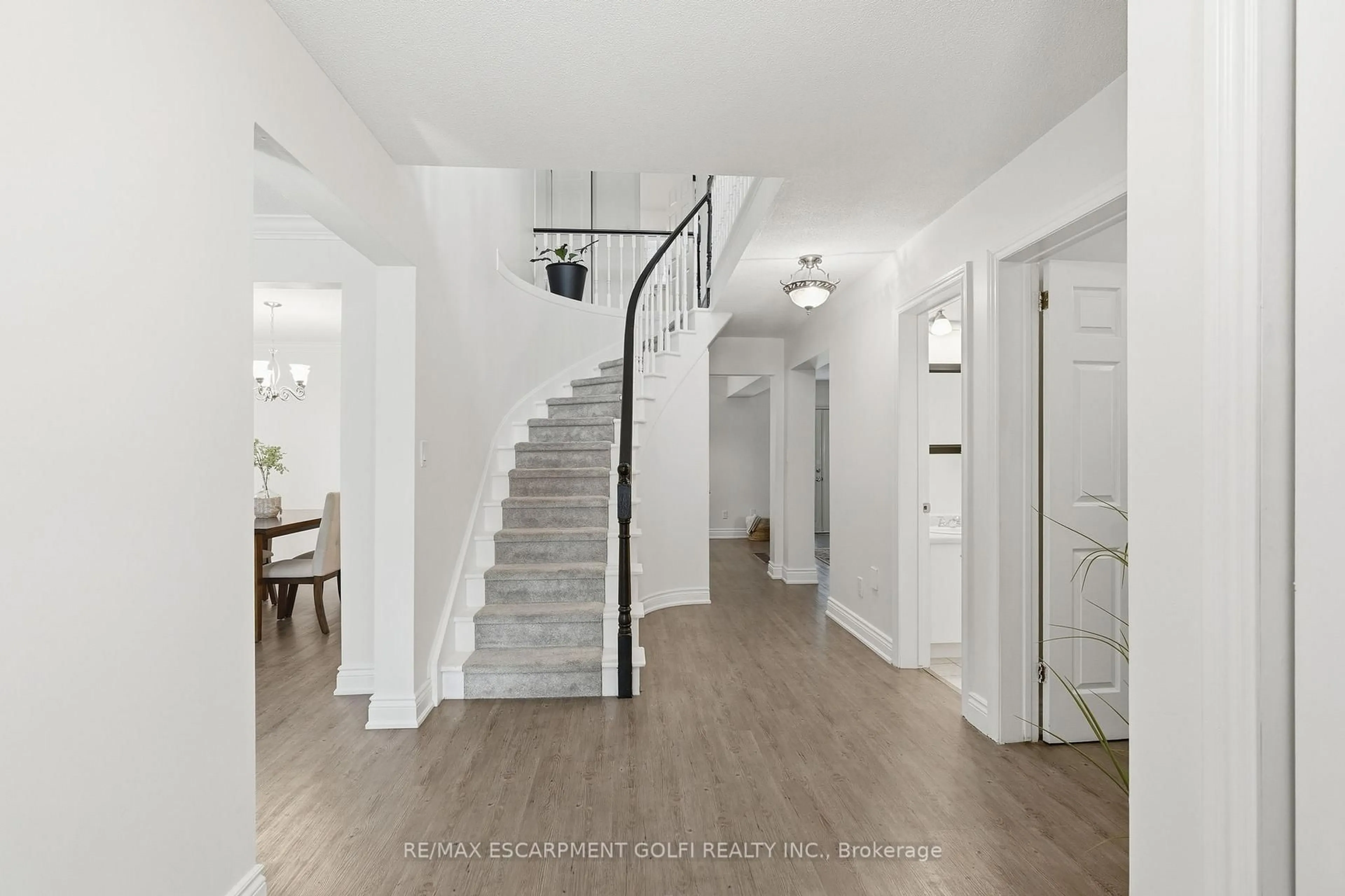 Indoor entryway for 2 JEANETTE Ave, Grimsby Ontario L3M 5B4