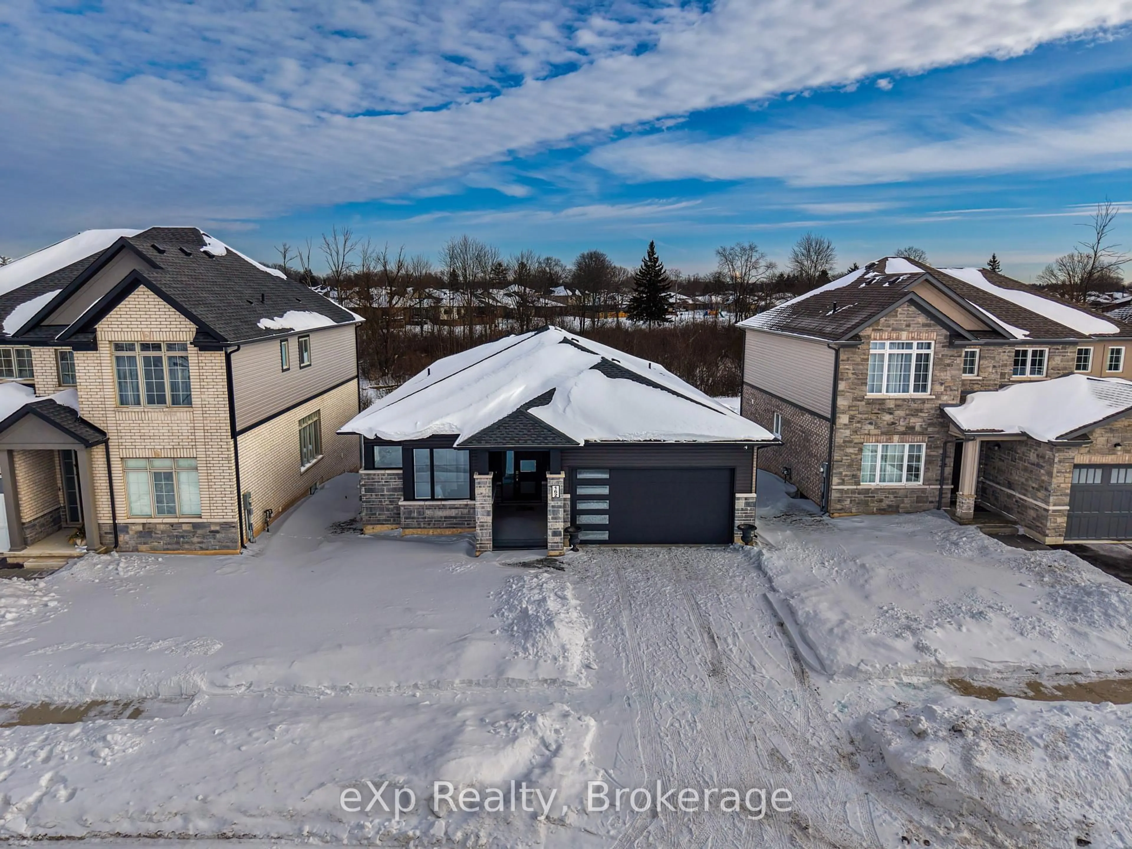 A pic from outside/outdoor area/front of a property/back of a property/a pic from drone, unknown for 162 Westcott Rd, Welland Ontario L3C 0K9