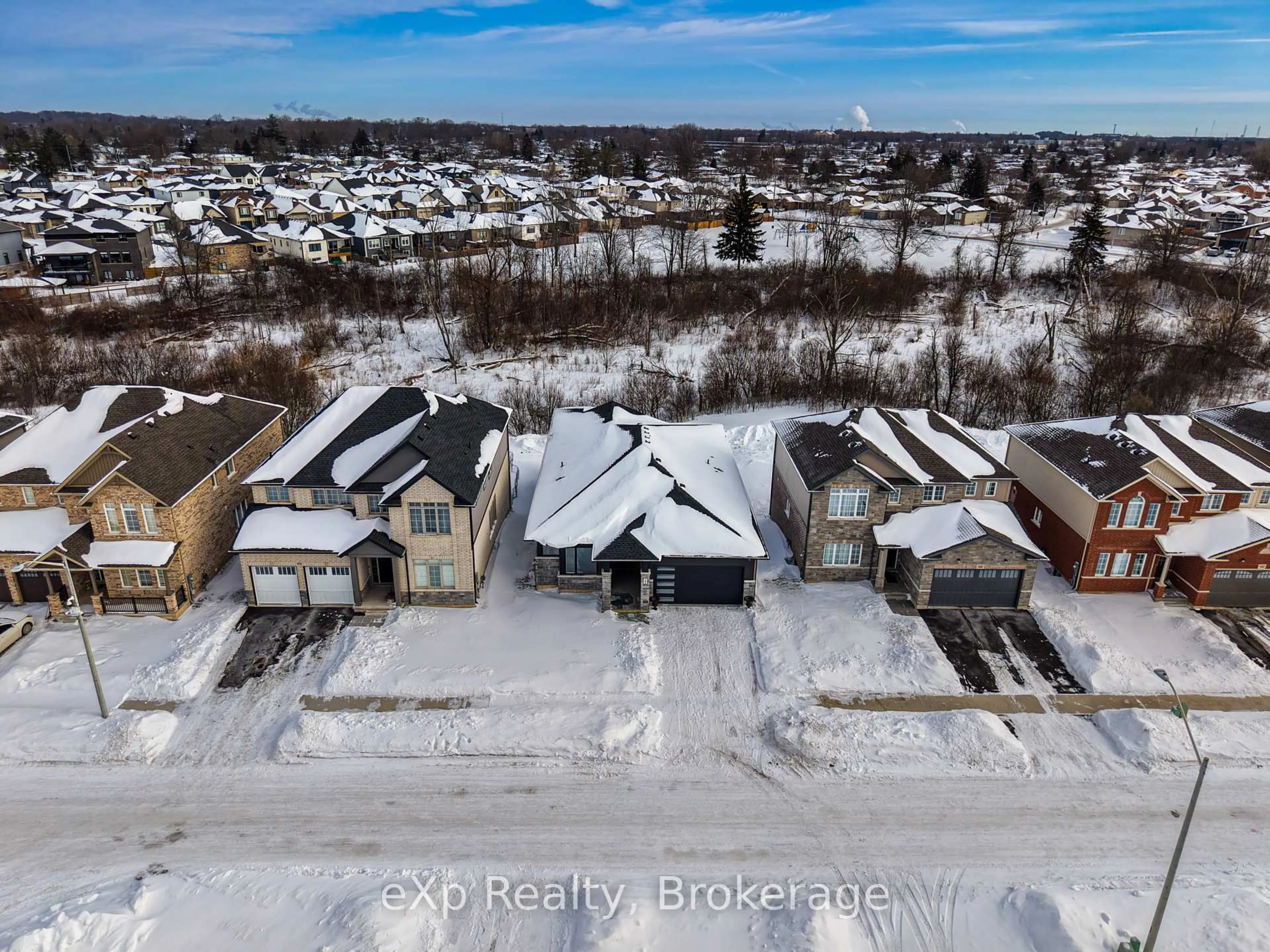 A pic from outside/outdoor area/front of a property/back of a property/a pic from drone, building for 162 Westcott Rd, Welland Ontario L3C 0K9