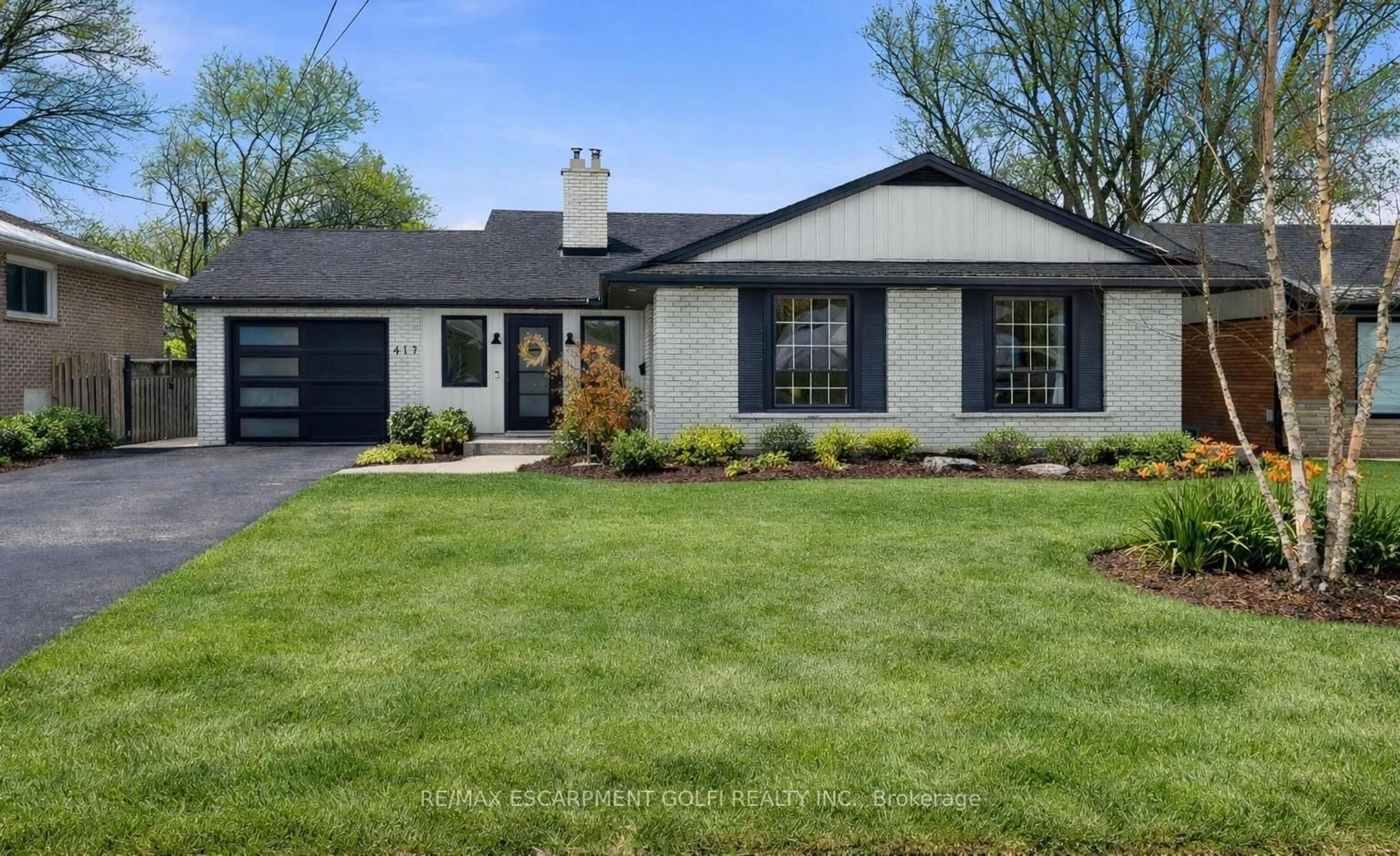 Home with vinyl exterior material, street for 417 Elizabeth St, Grimsby Ontario L3M 3K9