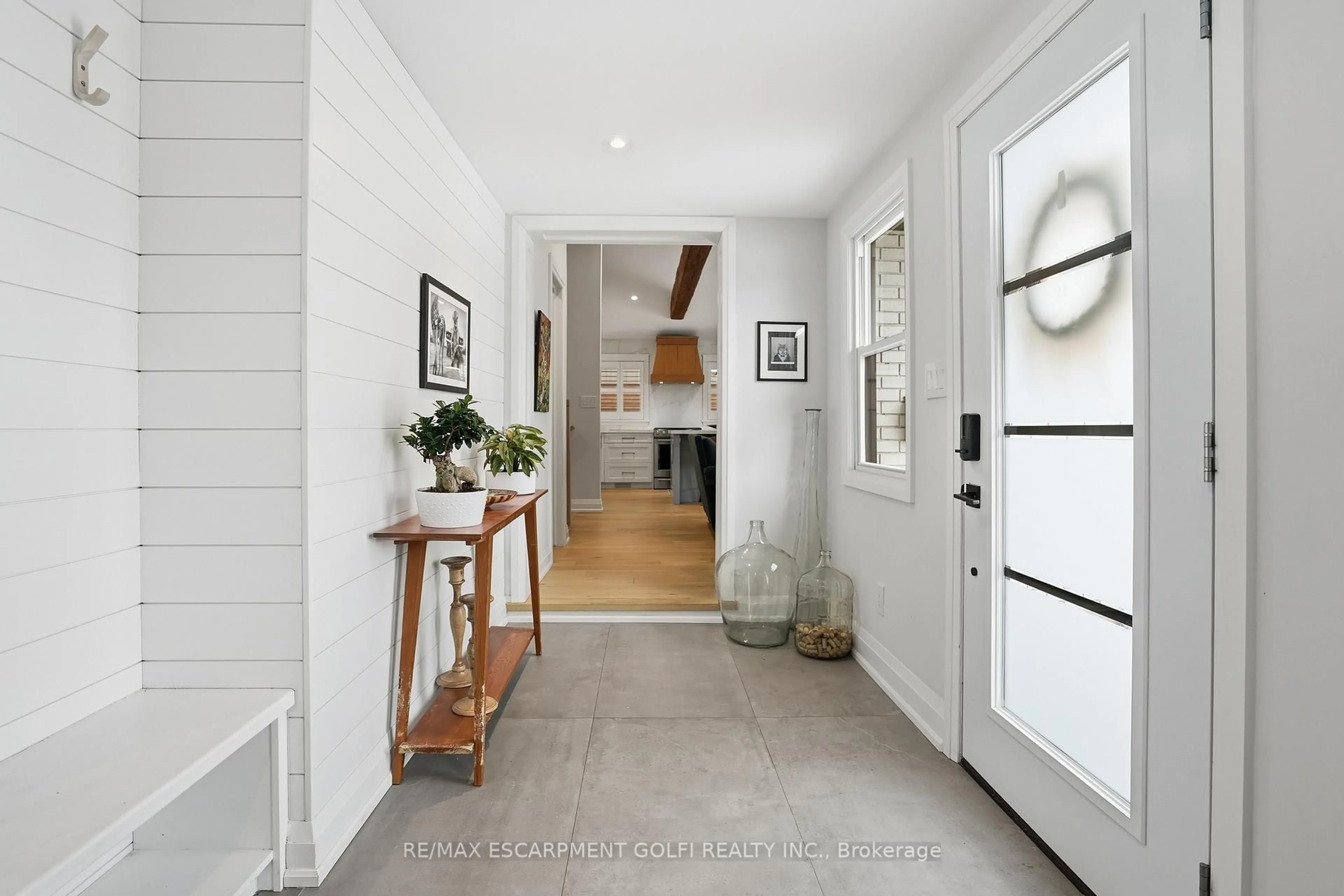 Indoor entryway for 417 Elizabeth St, Grimsby Ontario L3M 3K9