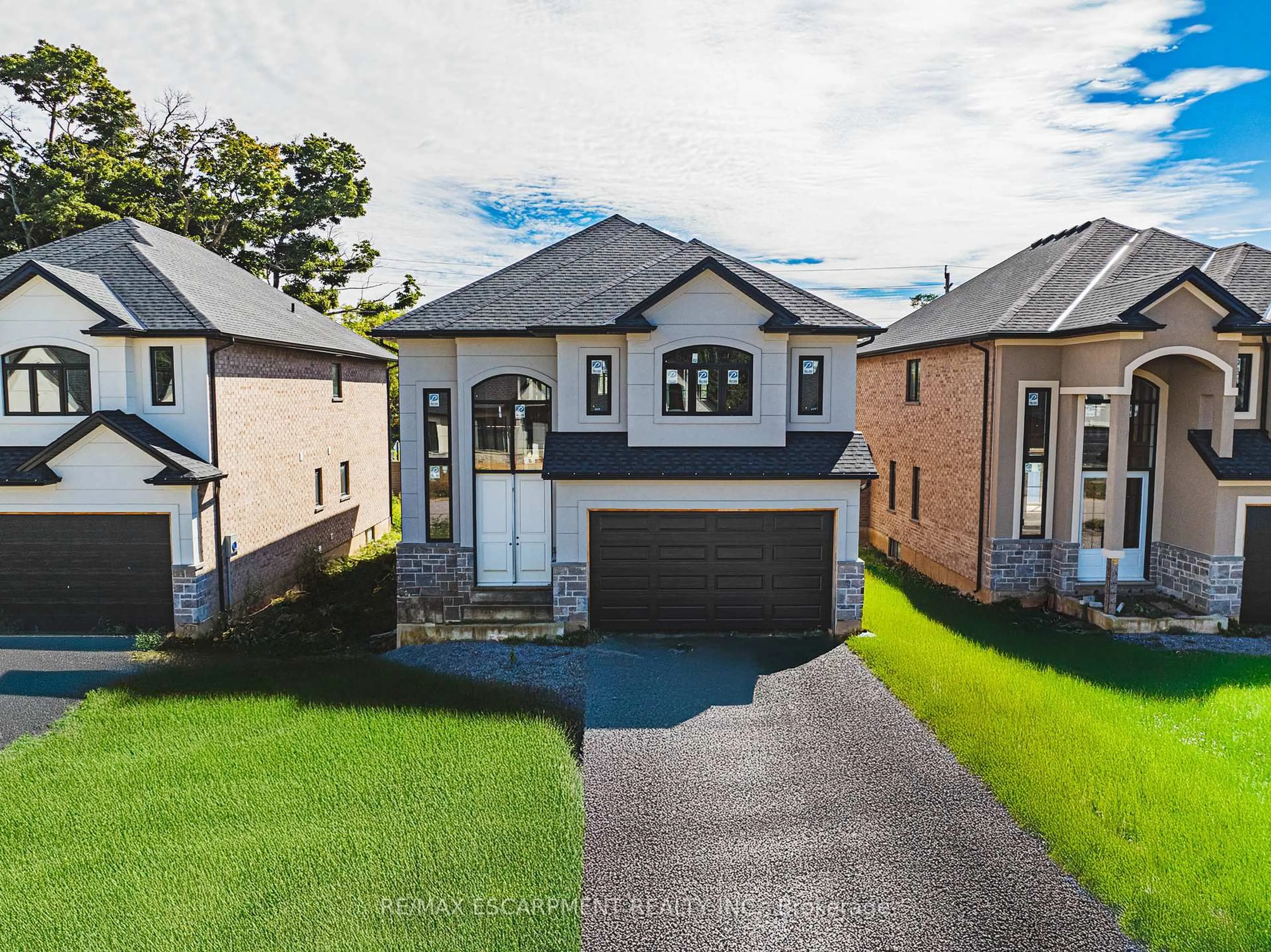 A pic from outside/outdoor area/front of a property/back of a property/a pic from drone, street for 40 CESAR Pl, Hamilton Ontario L9G 0G3