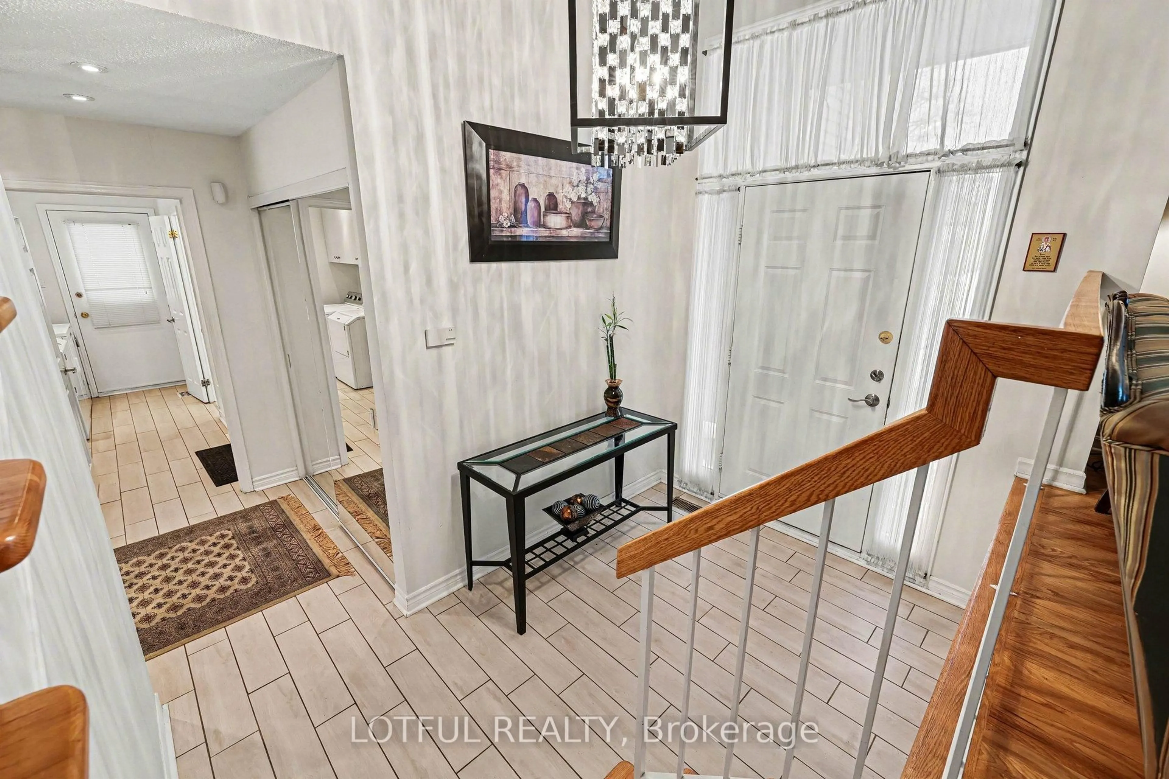 Indoor entryway for 41 Pattermead Cres, Ottawa Ontario K1V 0A1