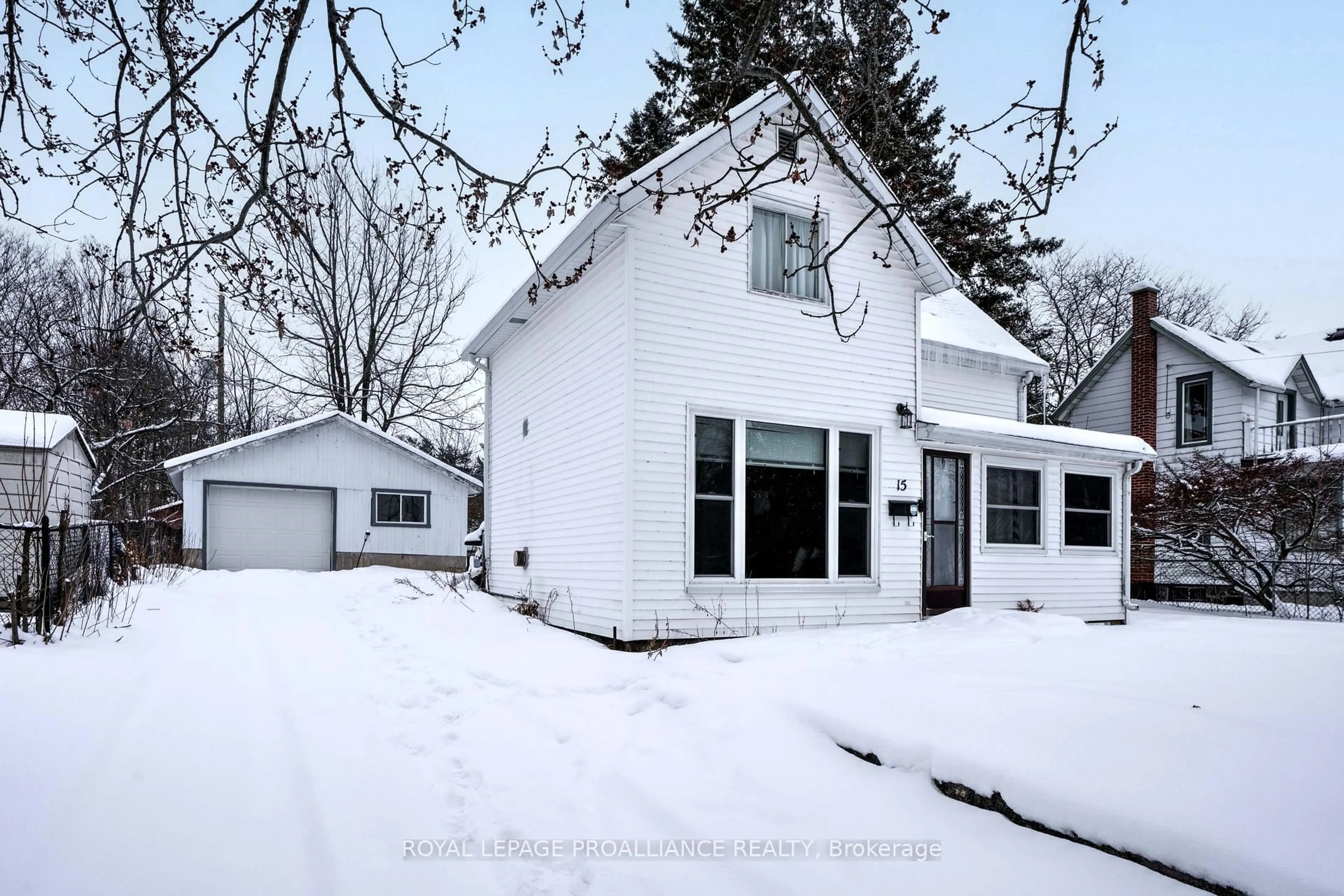 A pic from outside/outdoor area/front of a property/back of a property/a pic from drone, street for 15 Osborne St, Gananoque Ontario K7G 2N4