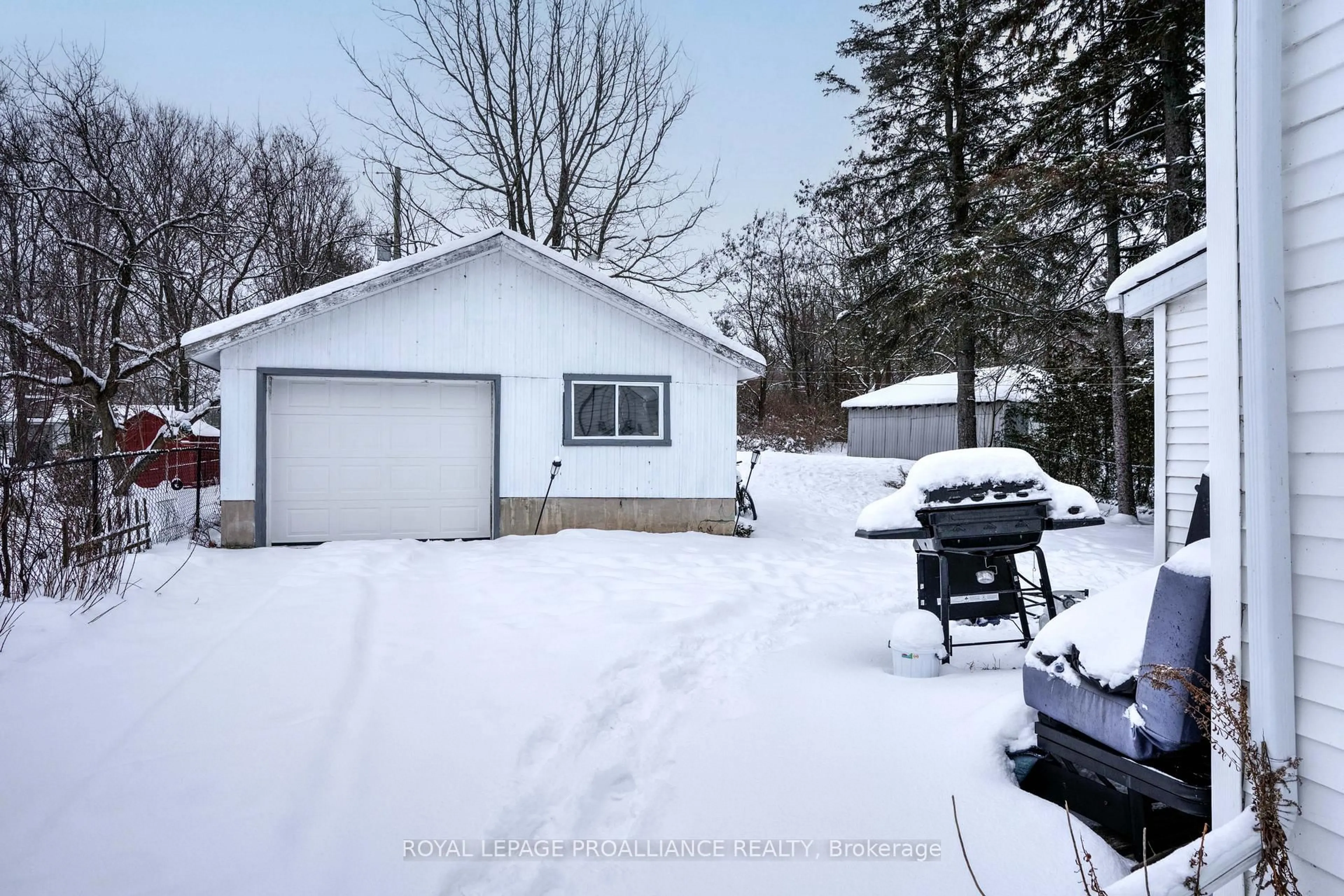 A pic from outside/outdoor area/front of a property/back of a property/a pic from drone, street for 15 Osborne St, Gananoque Ontario K7G 2N4