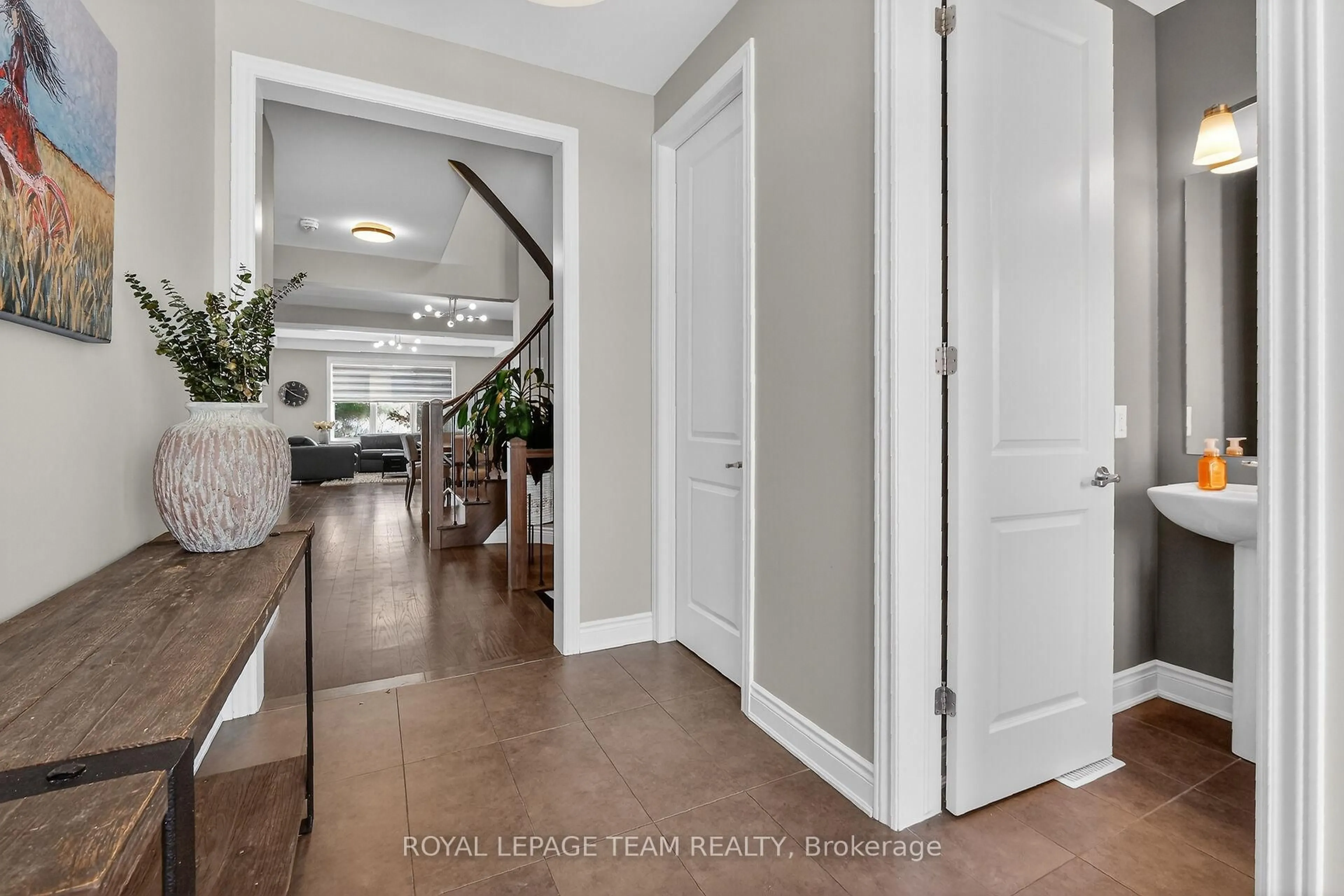 Indoor entryway for 326 Eucalyptus Circ, Ottawa Ontario K2S 1B9