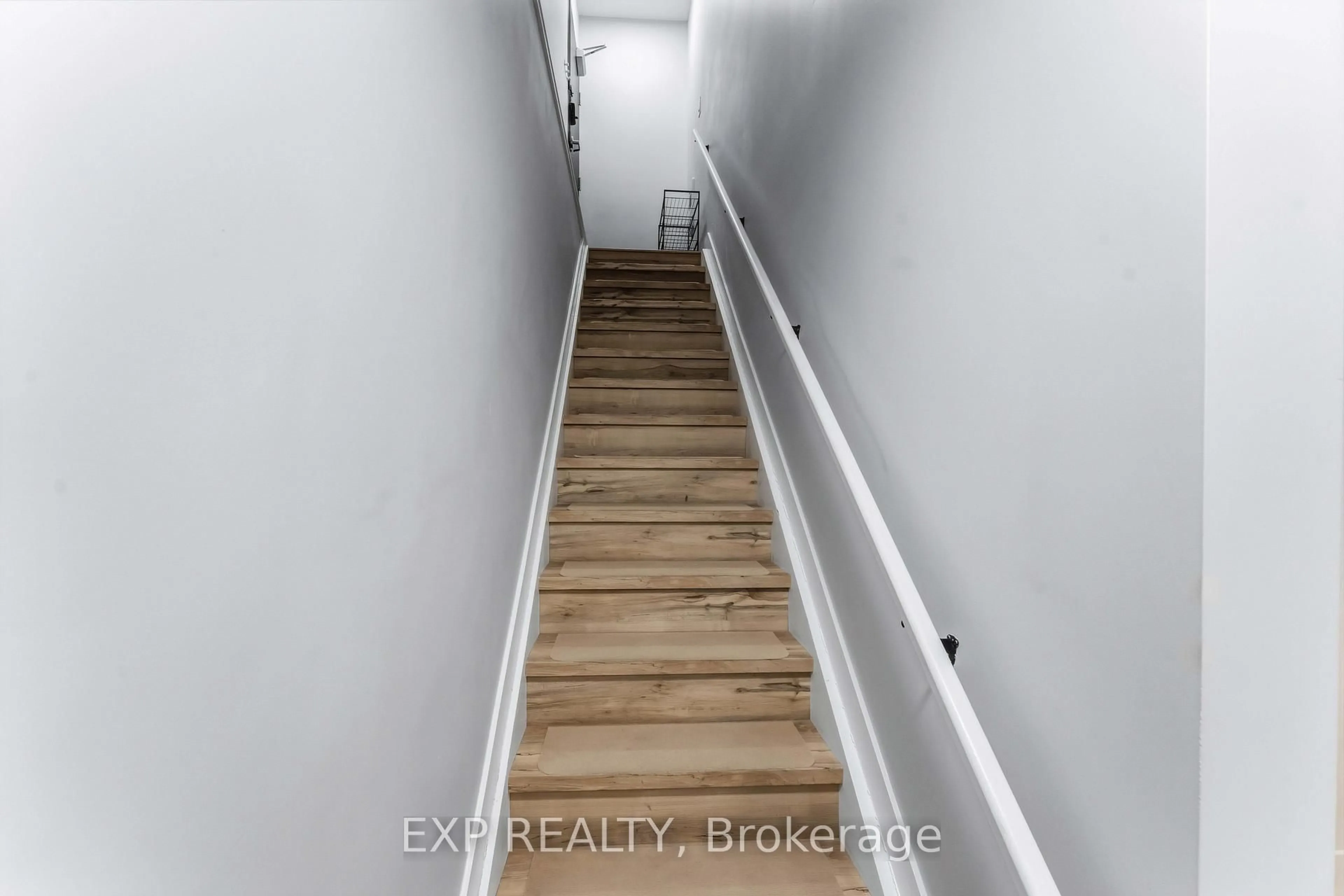 Indoor entryway for 182 Murray St, Ottawa Ontario K1N 5M8