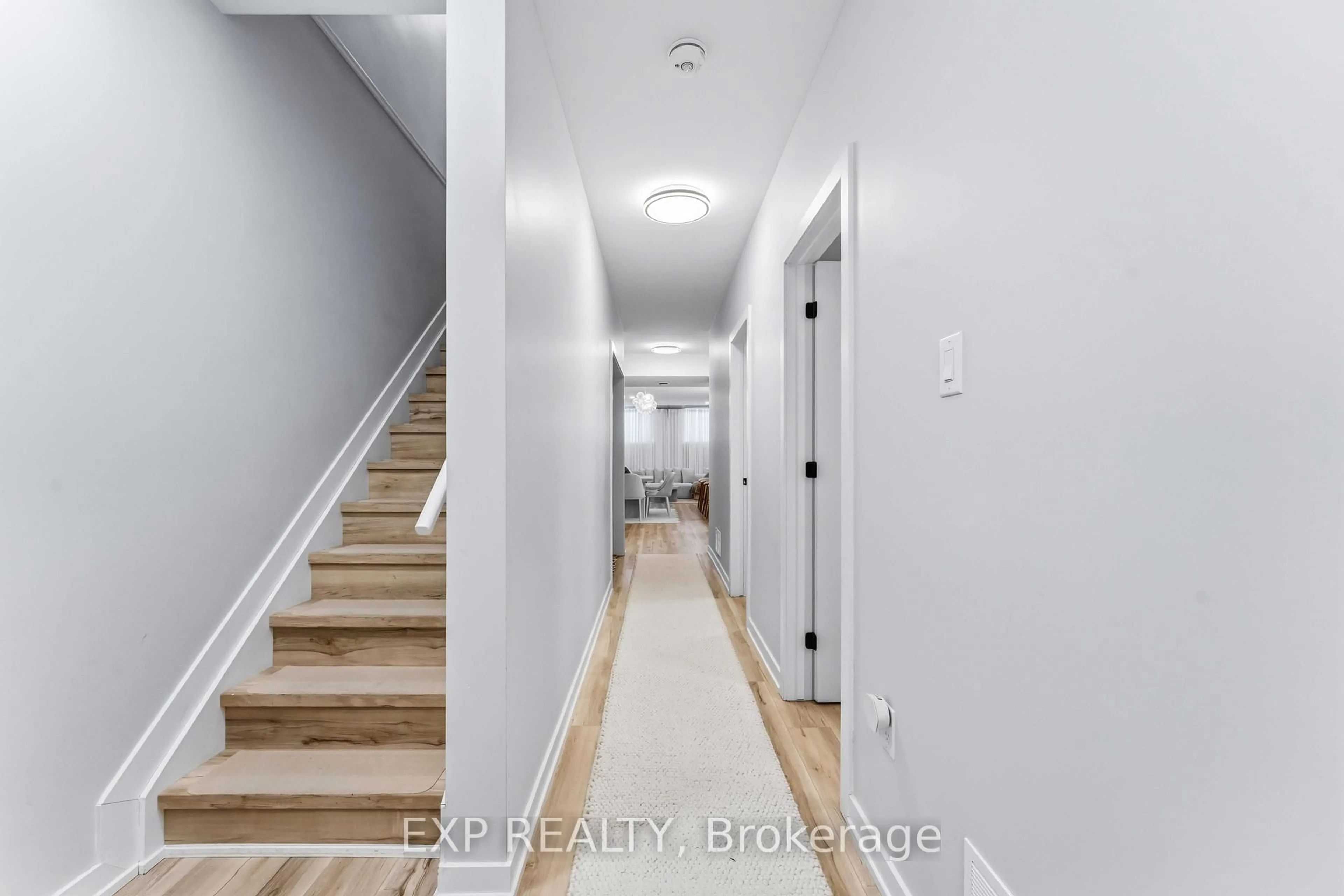 Indoor entryway for 182 Murray St, Ottawa Ontario K1N 5M8
