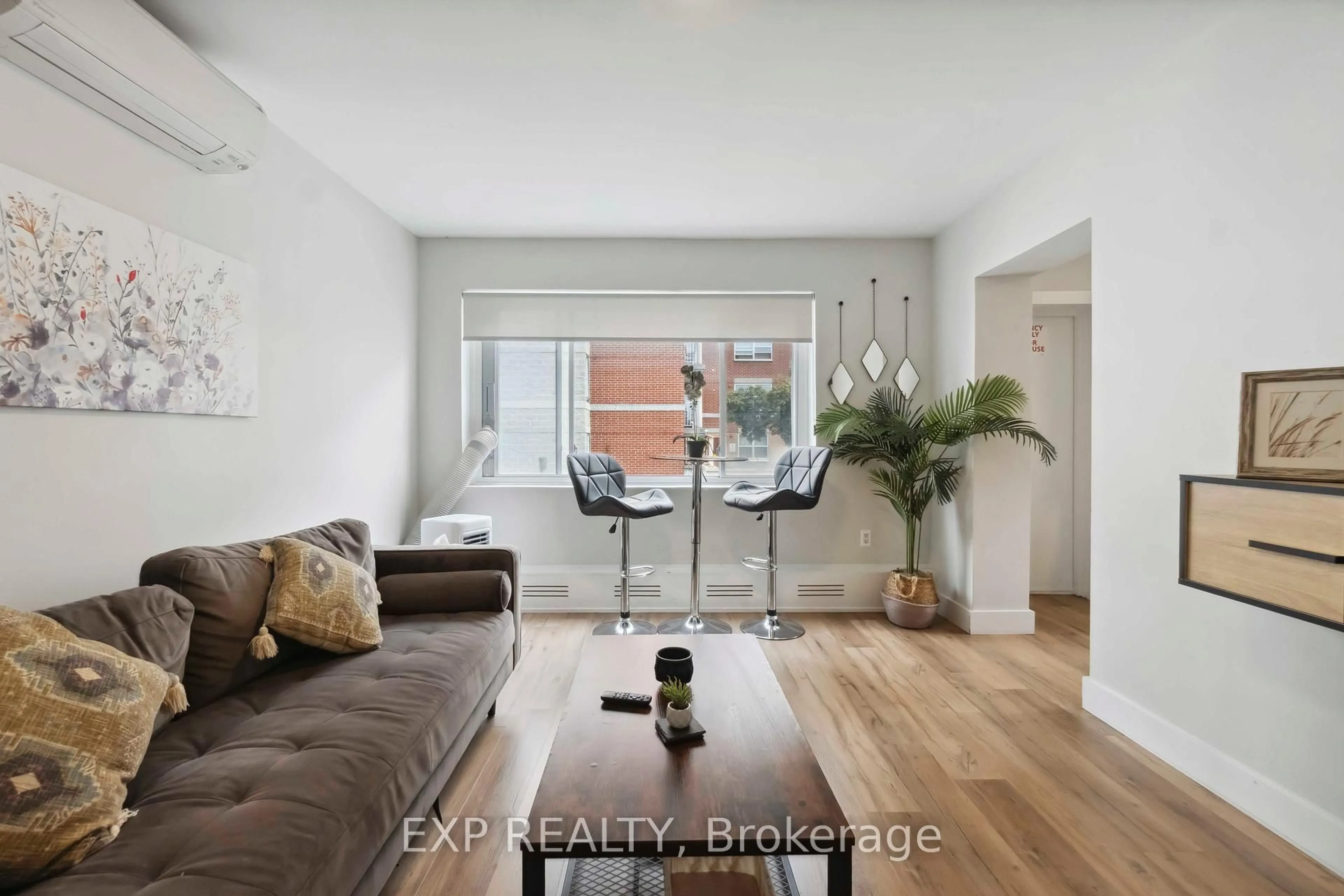 Living room with furniture, unknown for 184 Murray St, Ottawa Ontario K1N 5M8