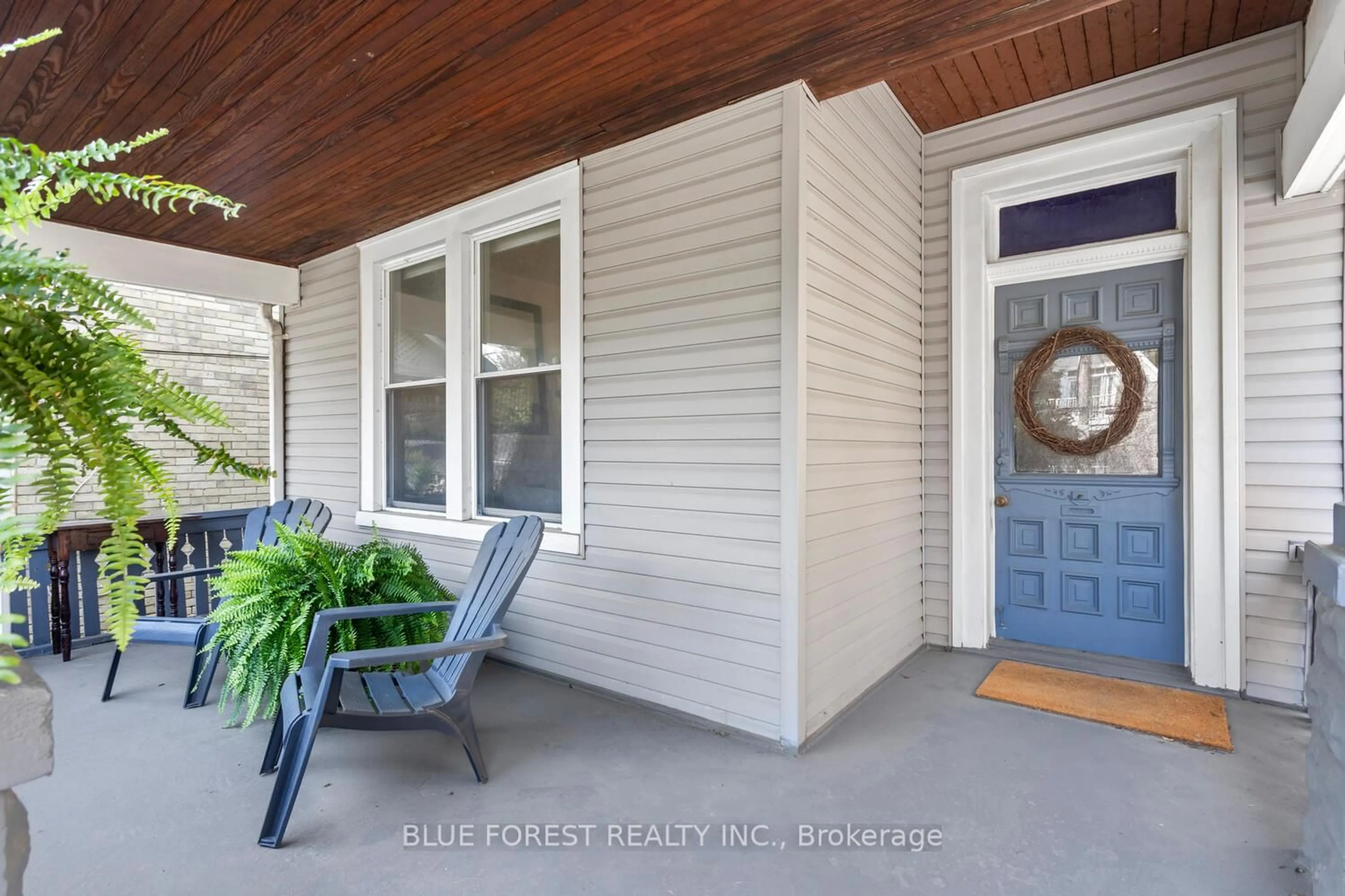 Indoor entryway for 623 Dufferin Ave, London East Ontario N5W 3J8