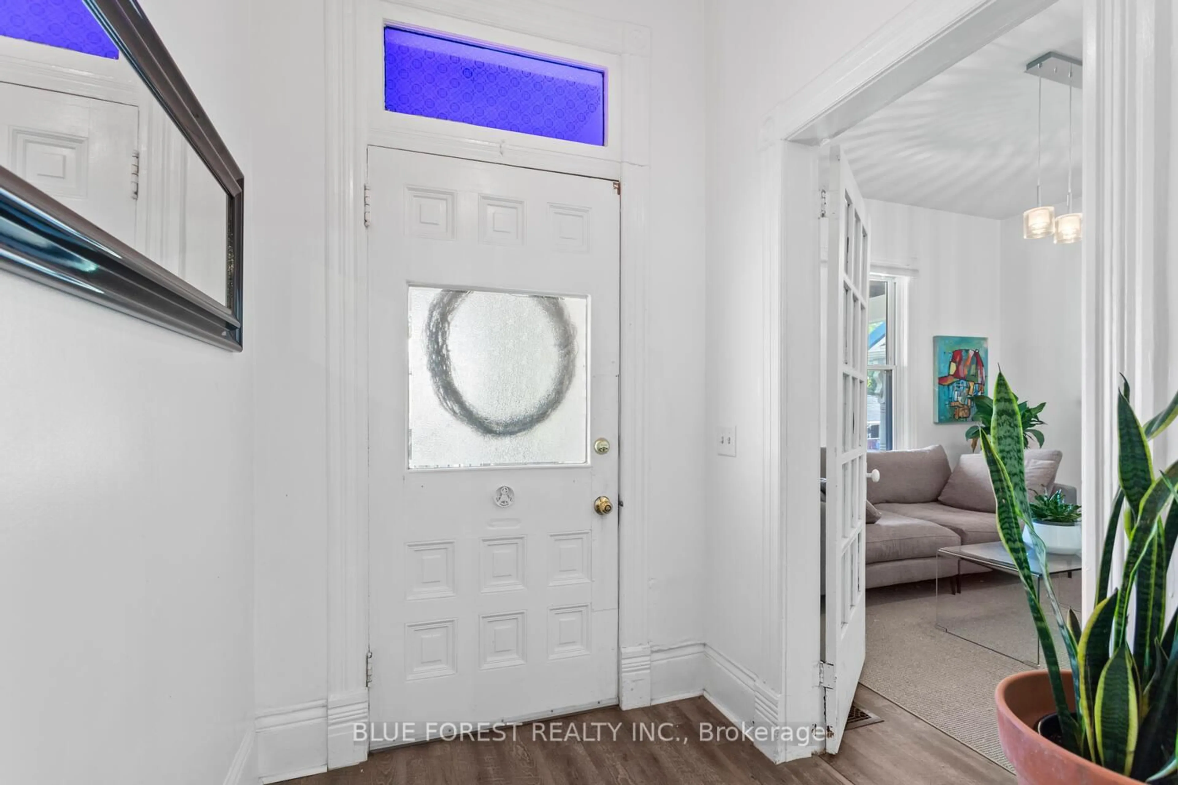 Indoor entryway for 623 Dufferin Ave, London East Ontario N5W 3J8
