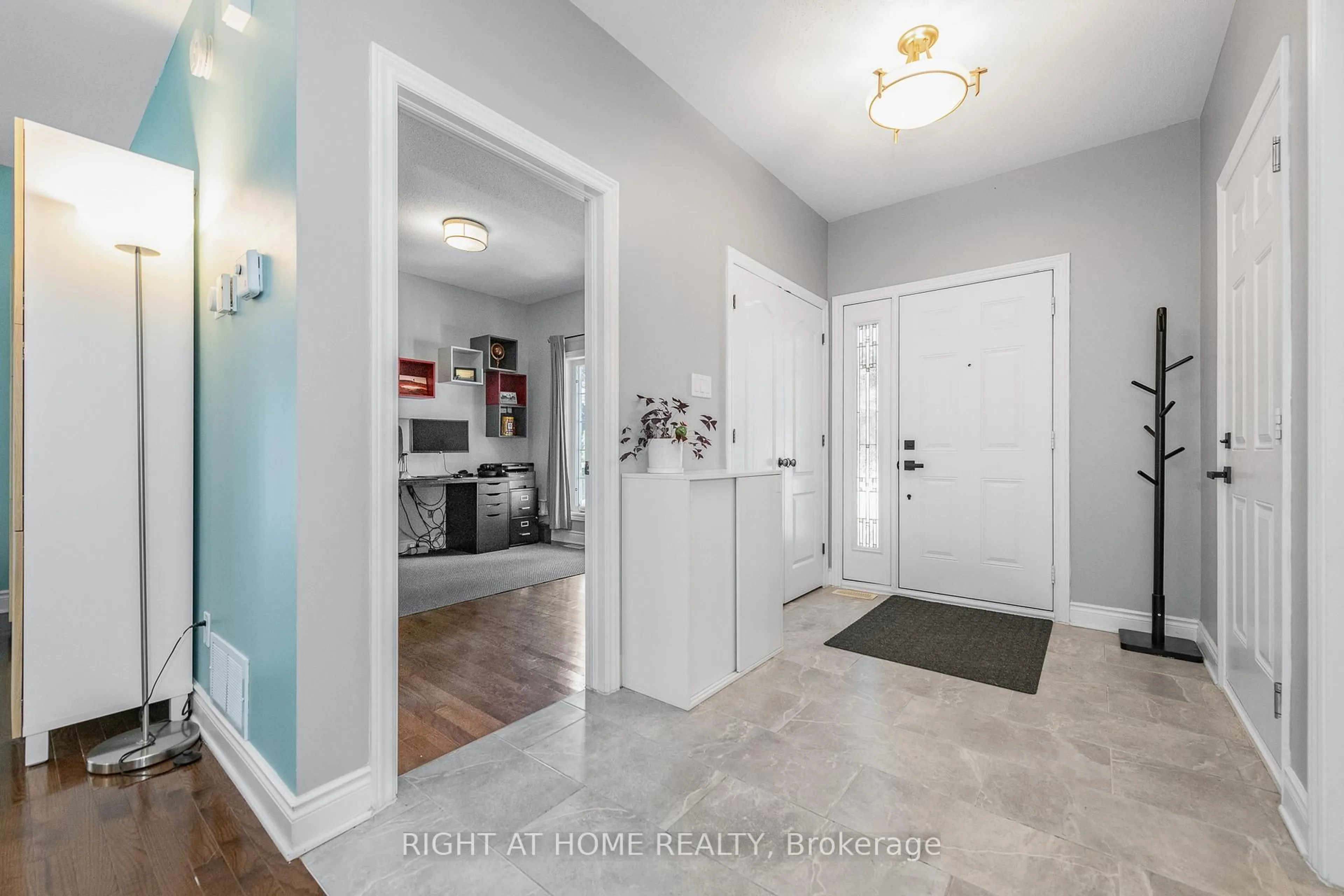 Indoor entryway for 48 Station Tr, Russell Ontario K4R 0A3