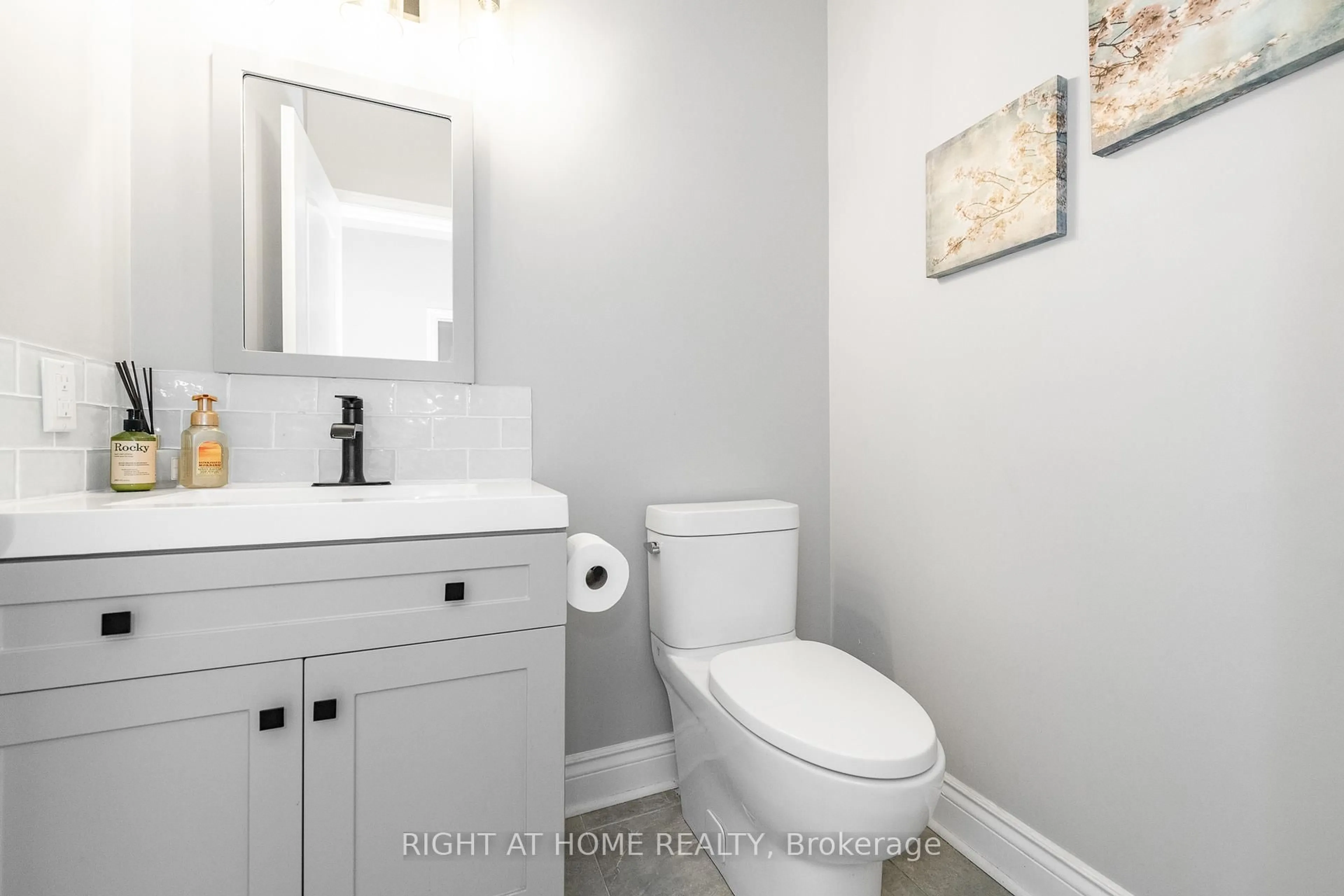 Standard bathroom, ceramic/tile floor for 48 Station Tr, Russell Ontario K4R 0A3