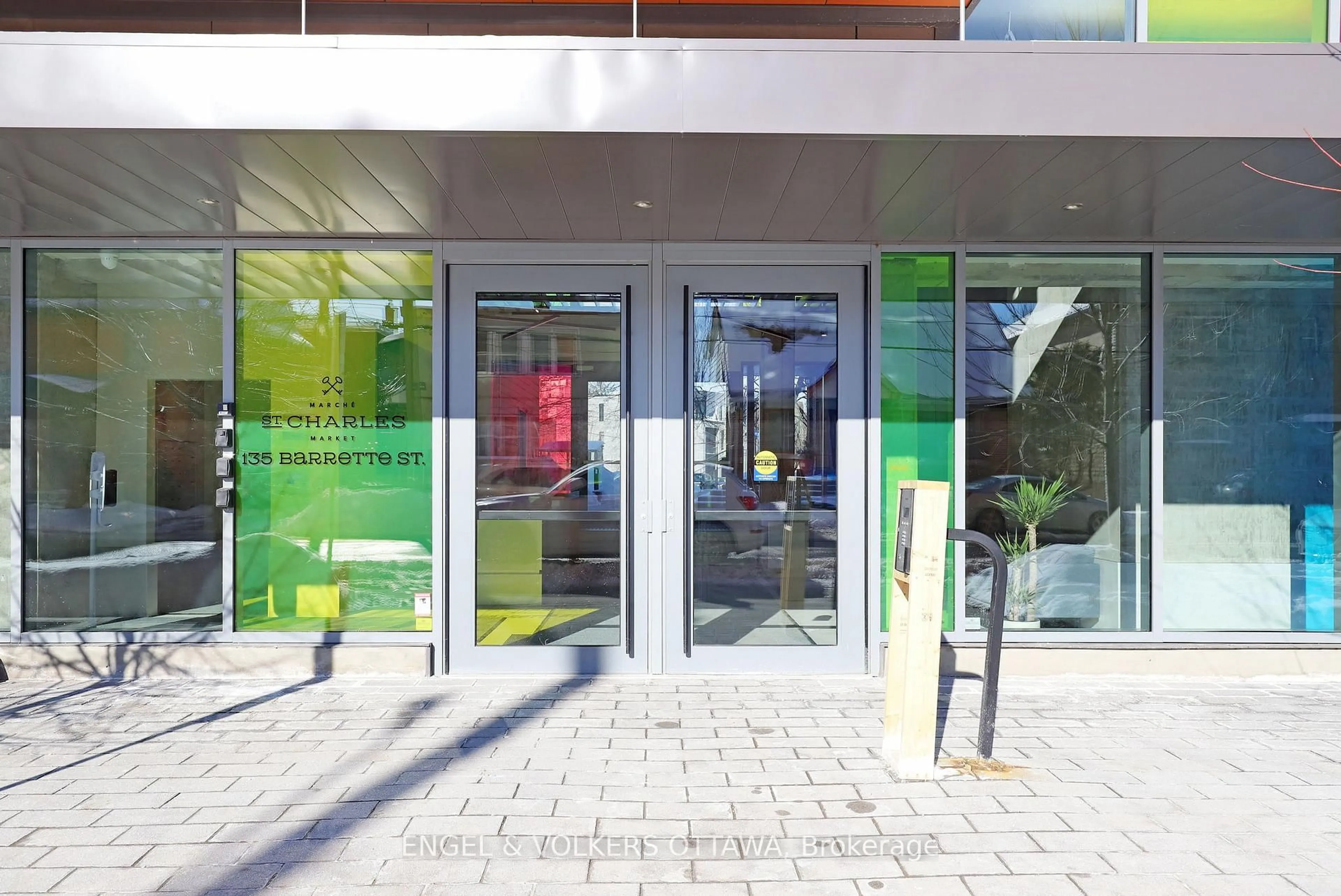 Indoor foyer for 135 Barrette St #308, Ottawa Ontario K1L 7Z9