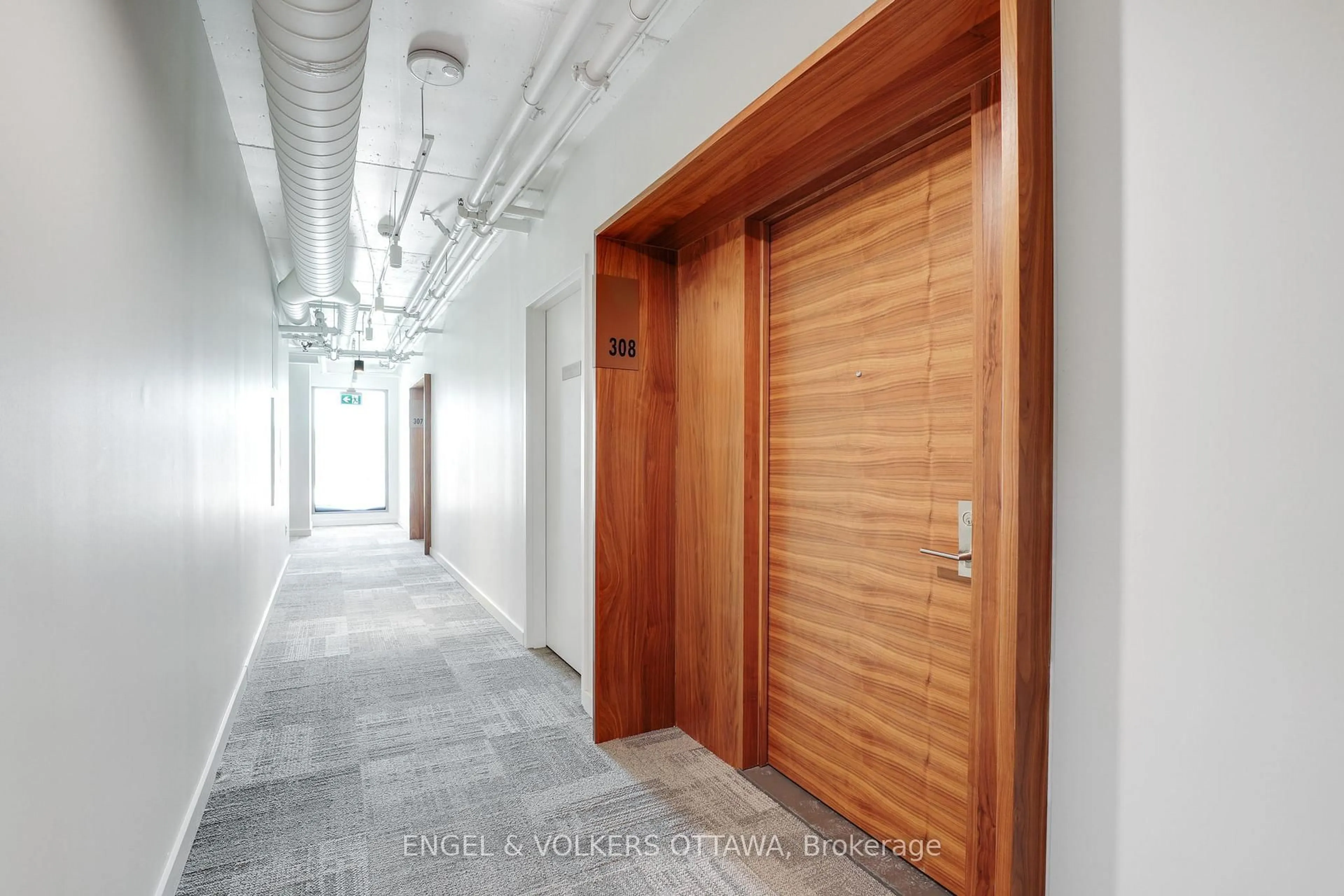 Indoor foyer for 135 Barrette St #308, Ottawa Ontario K1L 7Z9