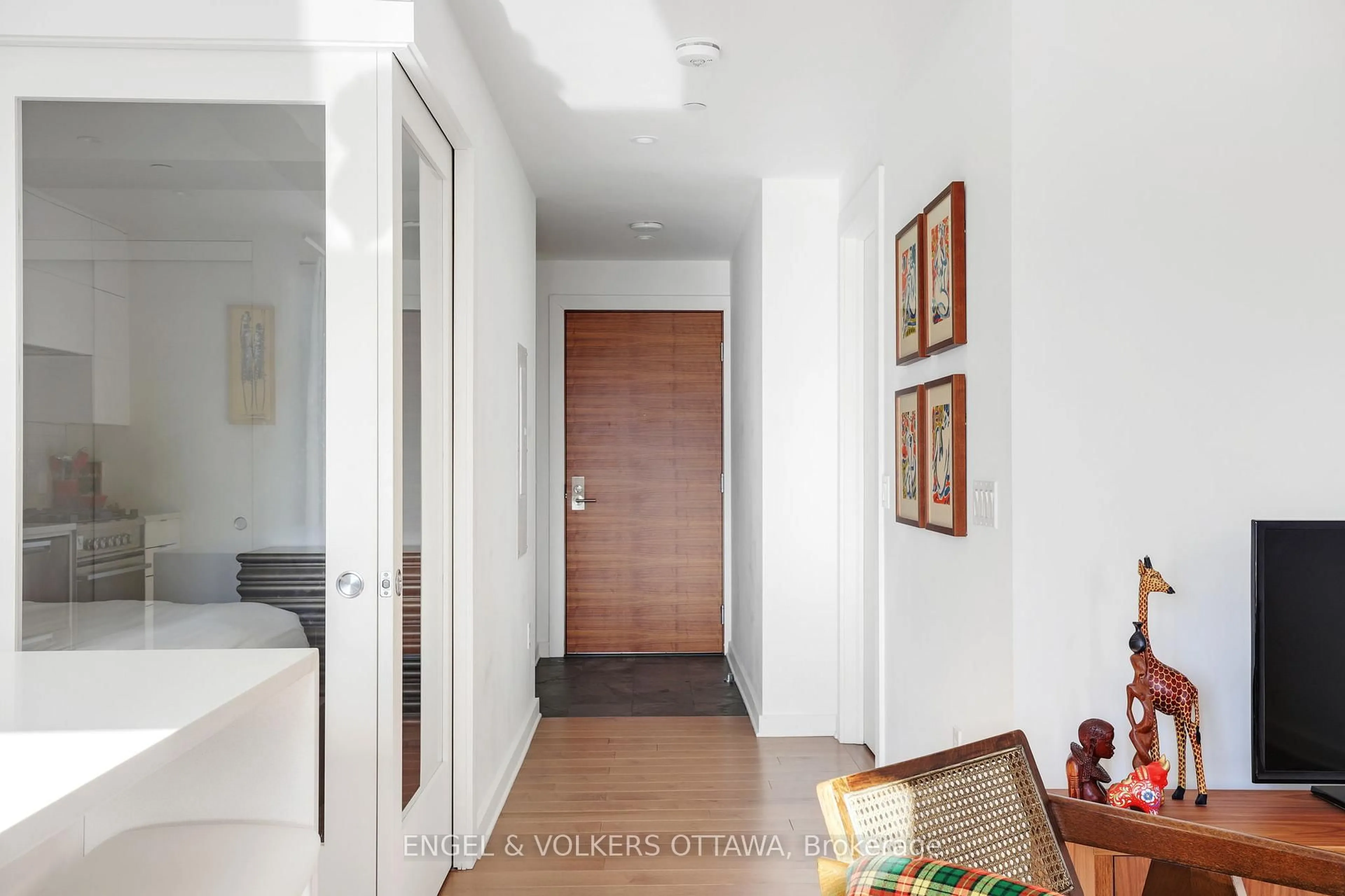 Indoor entryway for 135 Barrette St #308, Ottawa Ontario K1L 7Z9