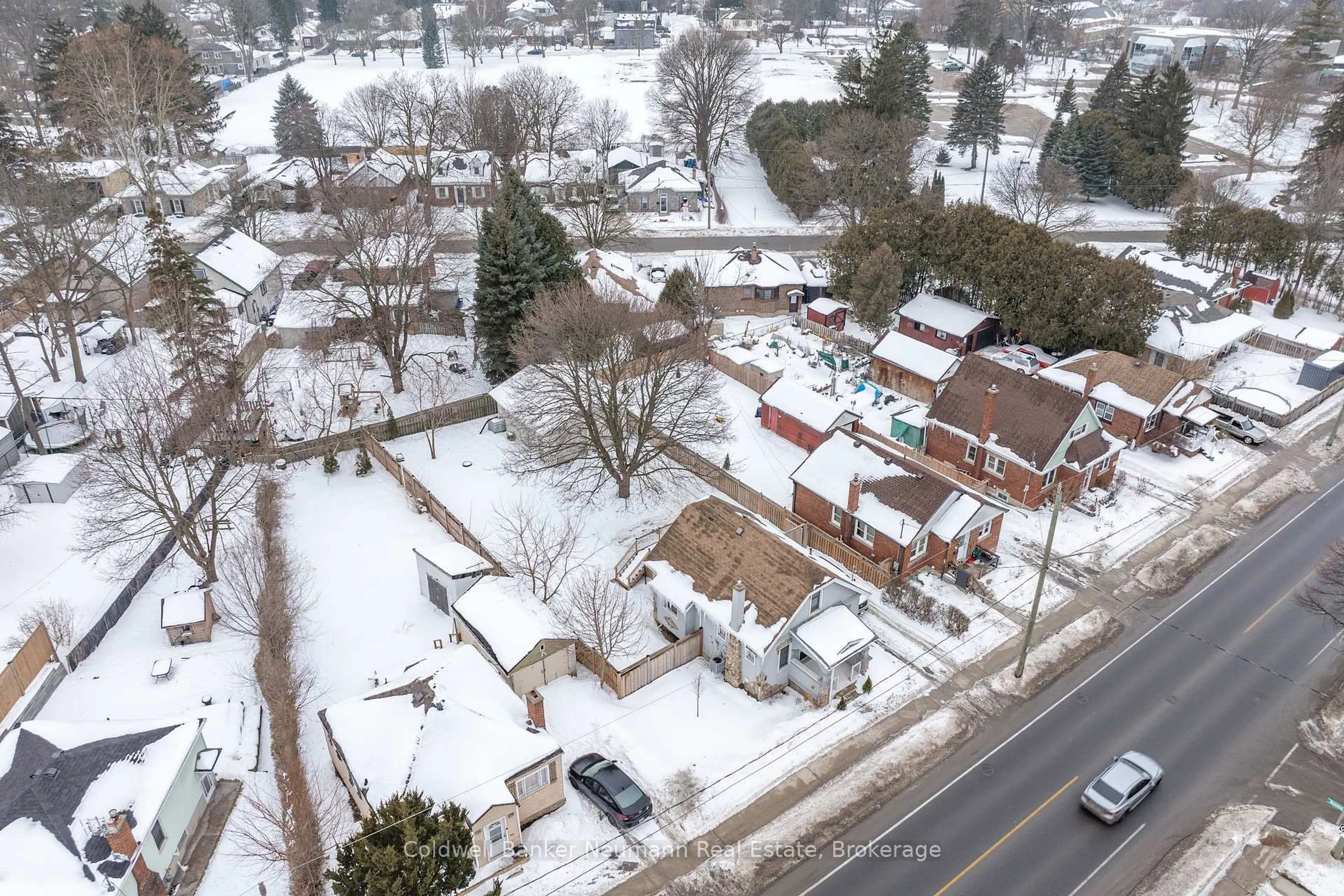 A pic from outside/outdoor area/front of a property/back of a property/a pic from drone, street for 194 Dundas St, Cambridge Ontario N1R 5P4