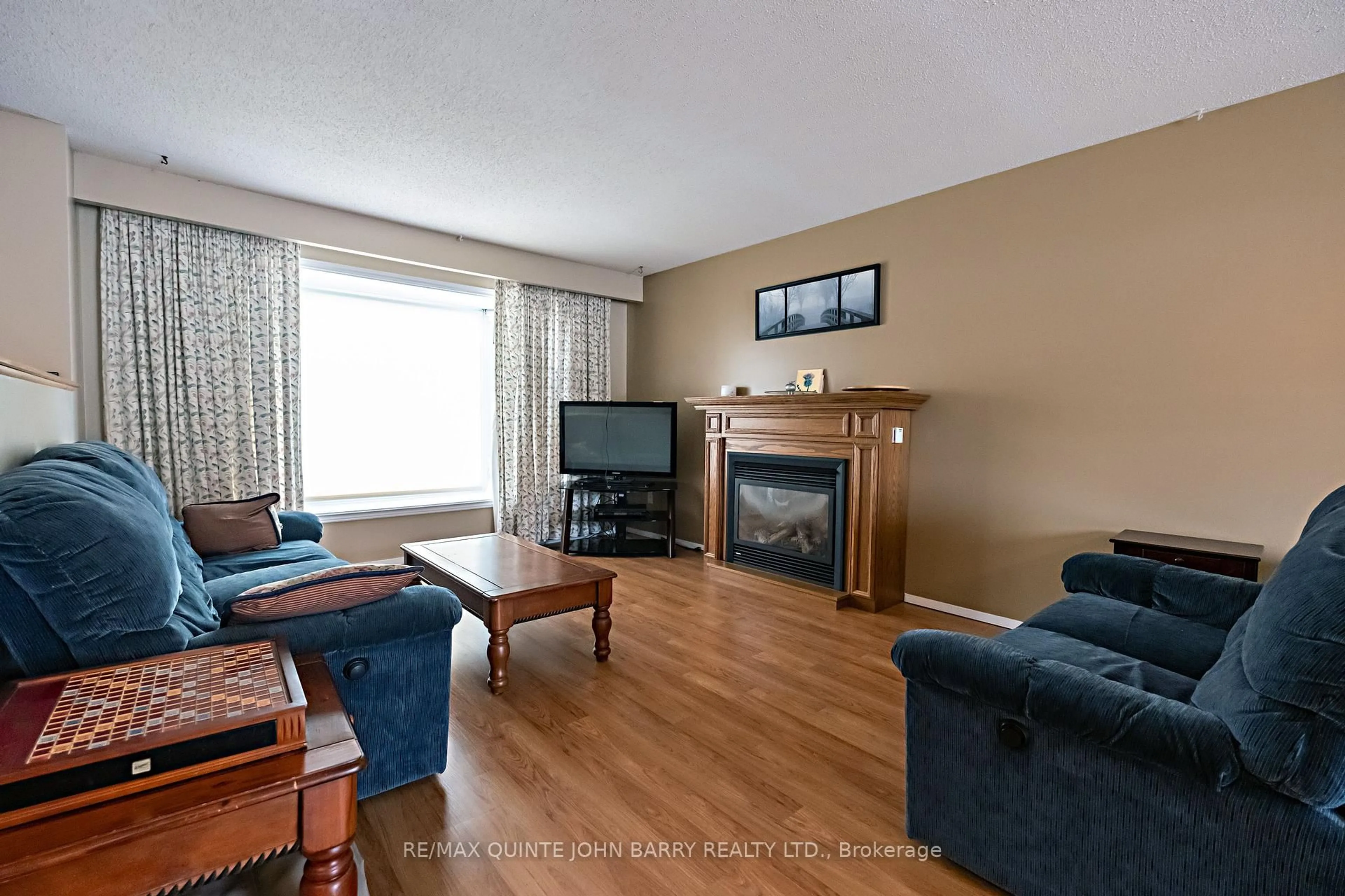 Living room with furniture, wood/laminate floor for 129 Cedar St, Brighton Ontario K0K 1H0