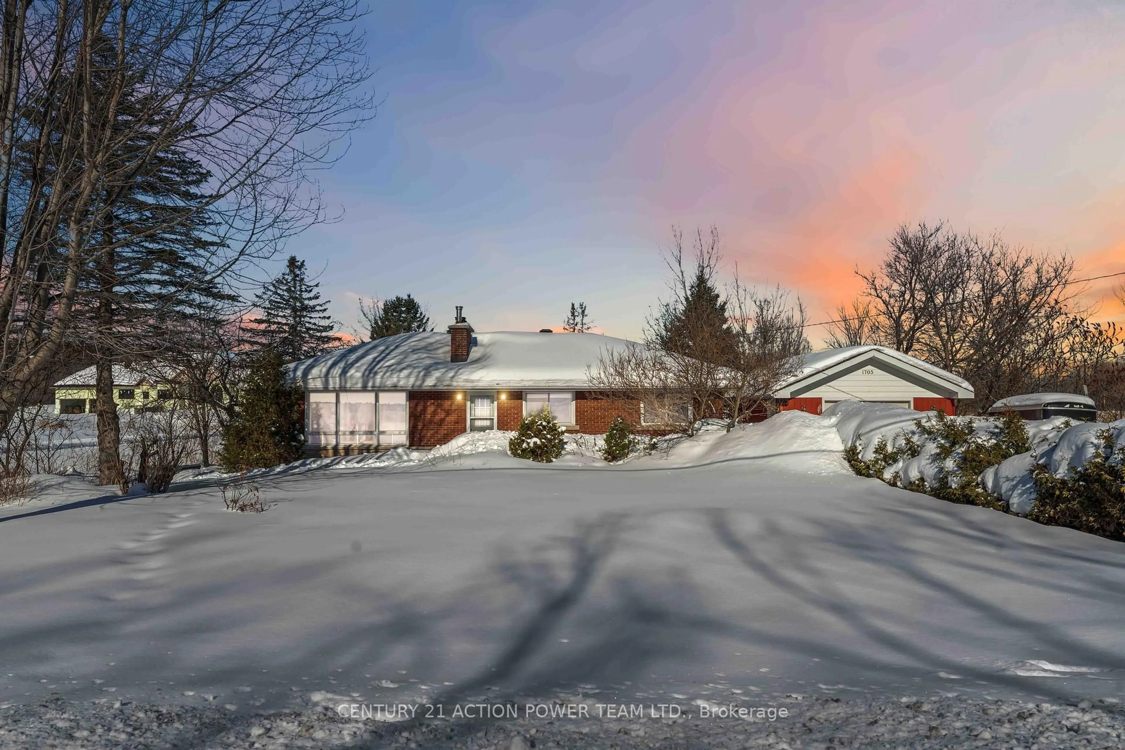 A pic from outside/outdoor area/front of a property/back of a property/a pic from drone, street for 1705 OLD MONTREAL Rd, Ottawa Ontario K4C 1G7