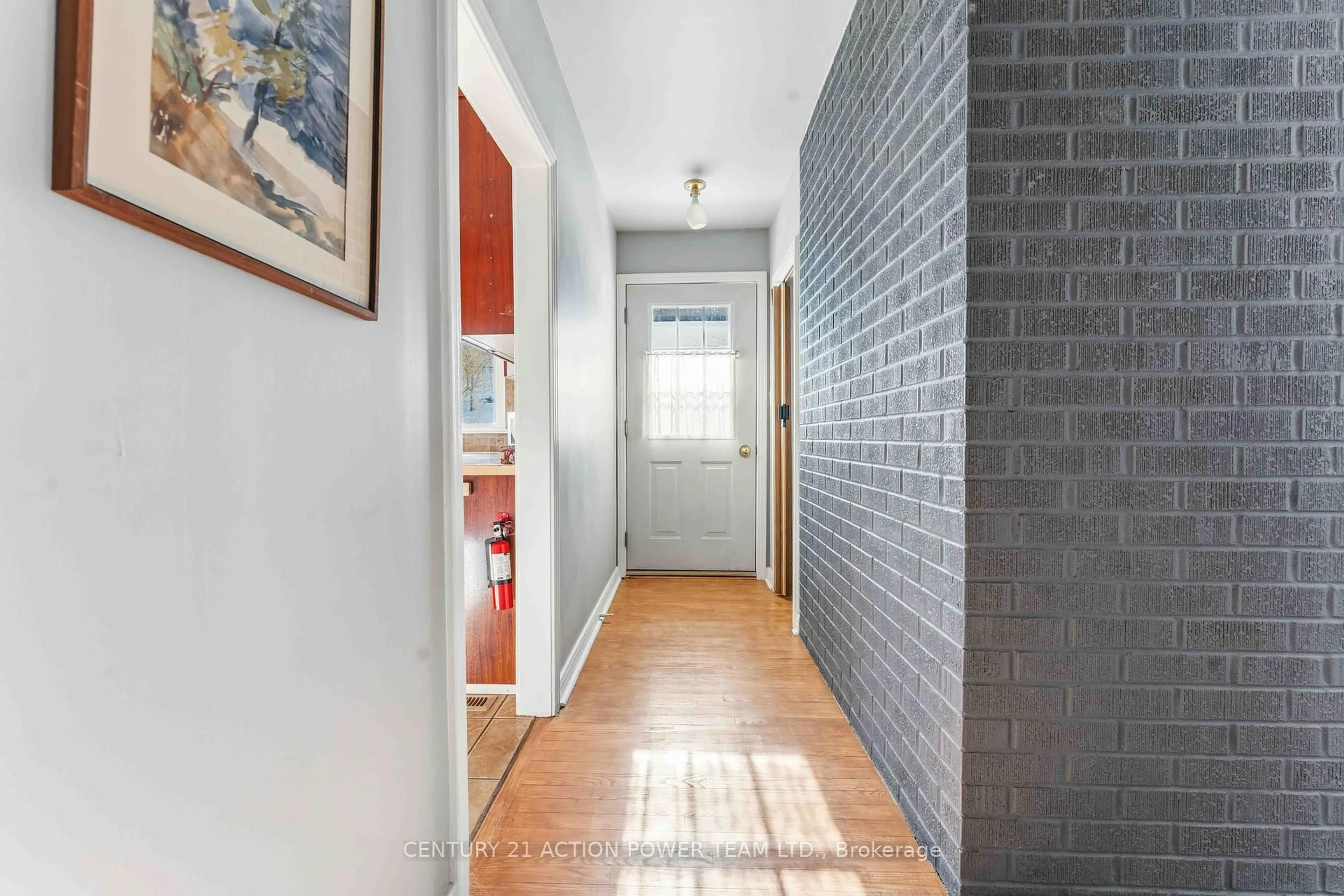 Indoor entryway for 1705 OLD MONTREAL Rd, Ottawa Ontario K4C 1G7