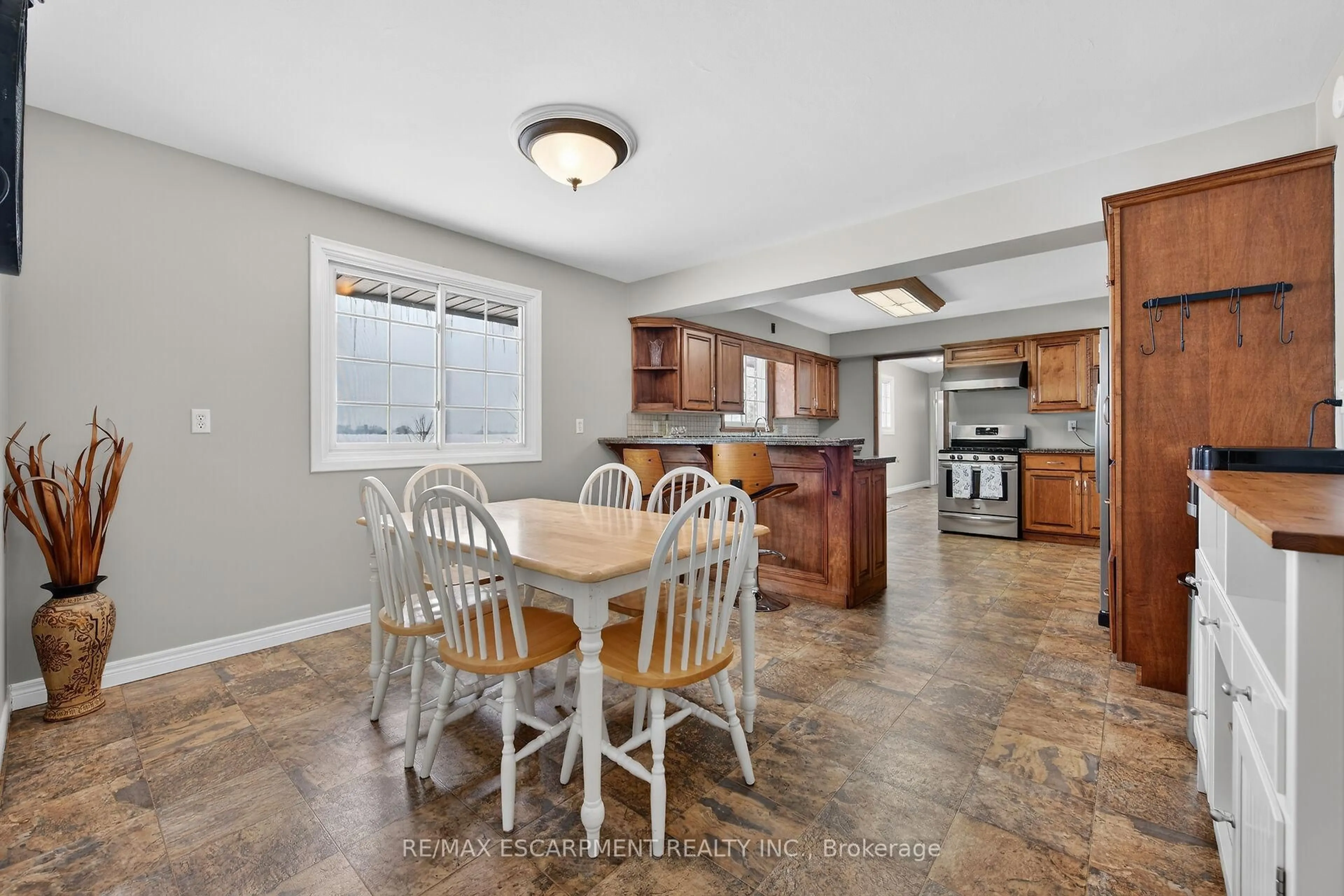 Open concept kitchen, ceramic/tile floor for 163 Rainham Rd, Haldimand Ontario N0A 1L0