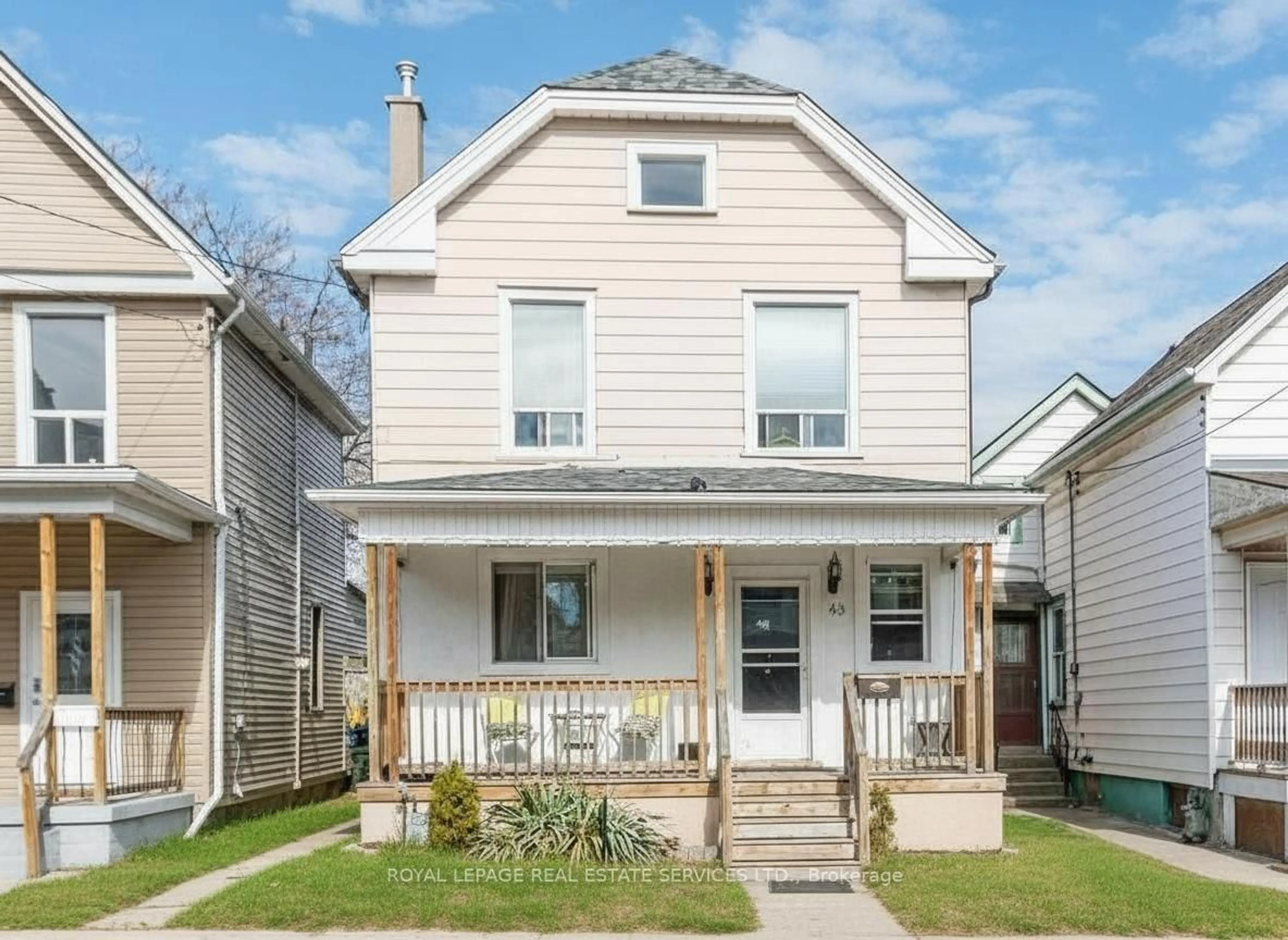 Home with vinyl exterior material, street for 43 Rosemont Ave, Hamilton Ontario L8L 2M4