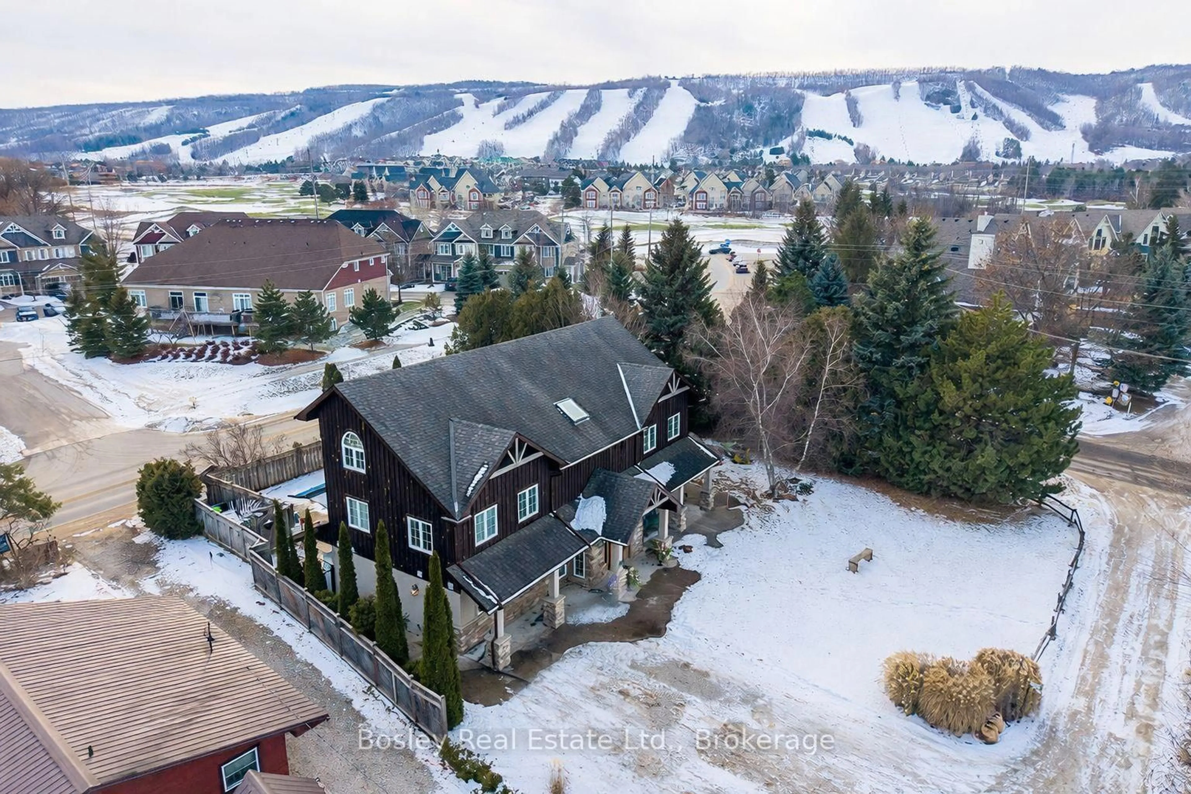 A pic from outside/outdoor area/front of a property/back of a property/a pic from drone, mountain view for 102 Ridgeview Dr, Blue Mountains Ontario L9Y 0L4