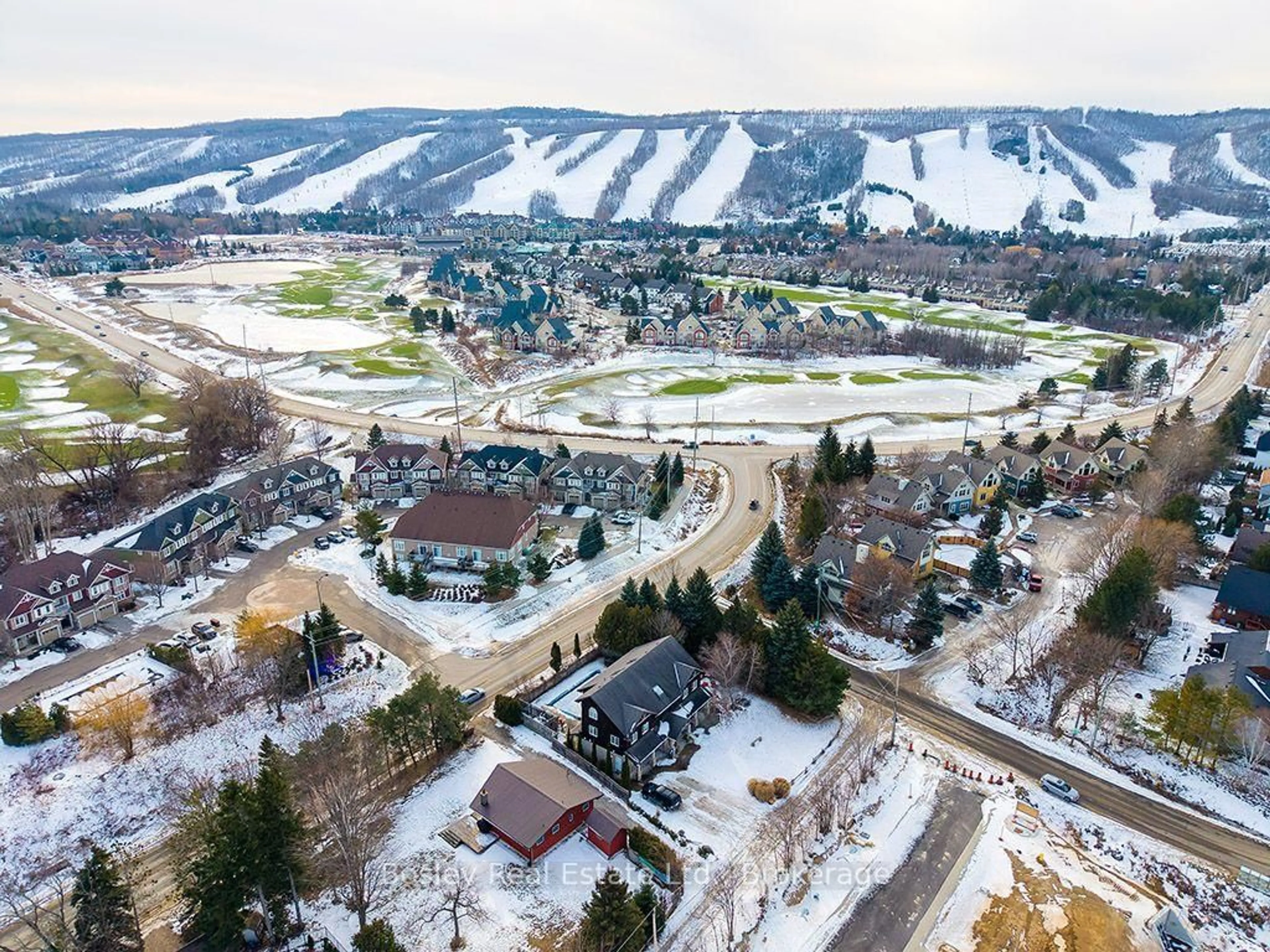 A pic from outside/outdoor area/front of a property/back of a property/a pic from drone, mountain view for 102 Ridgeview Dr, Blue Mountains Ontario L9Y 0L4