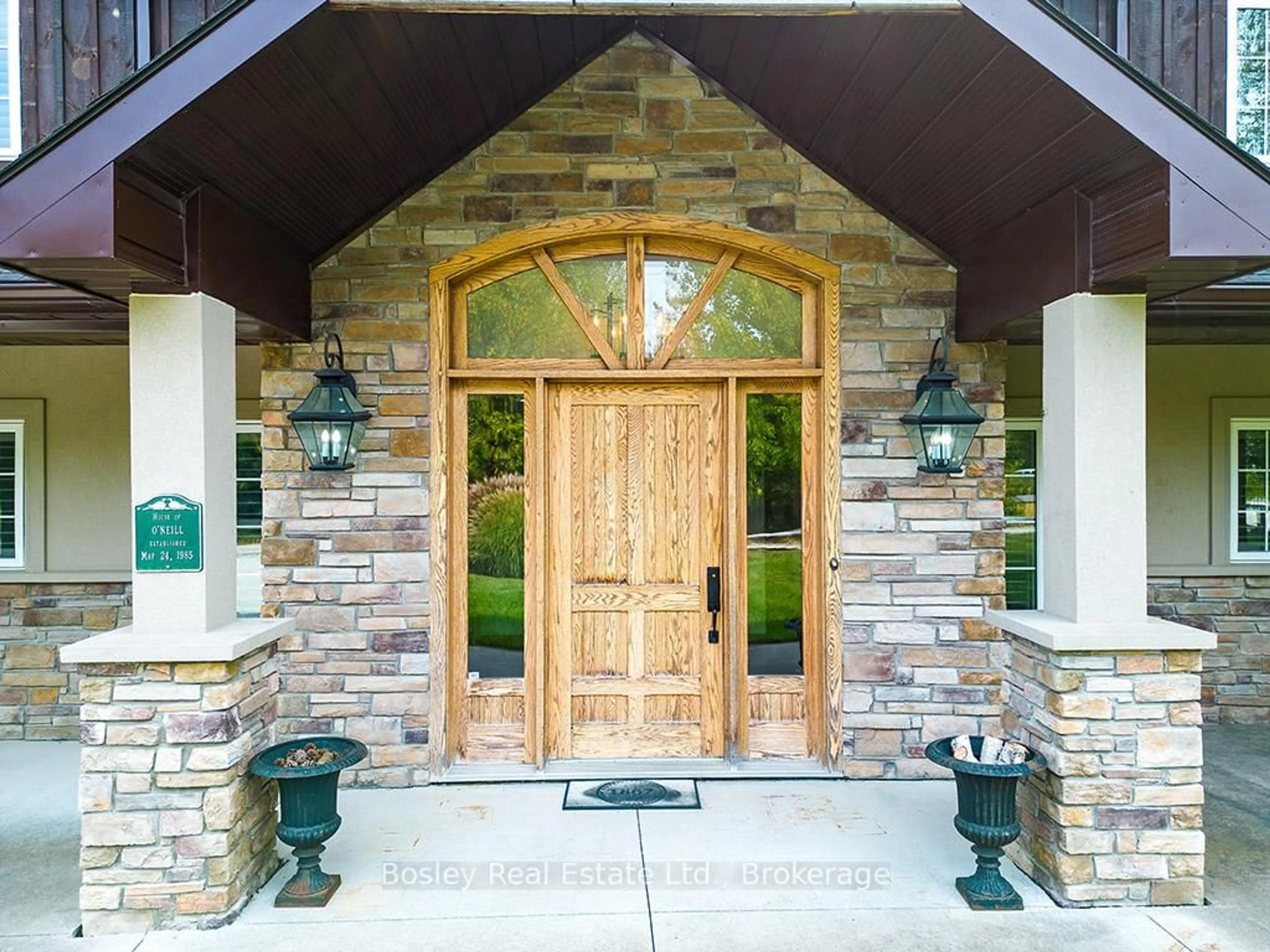 Indoor entryway for 102 Ridgeview Dr, Blue Mountains Ontario L9Y 0L4