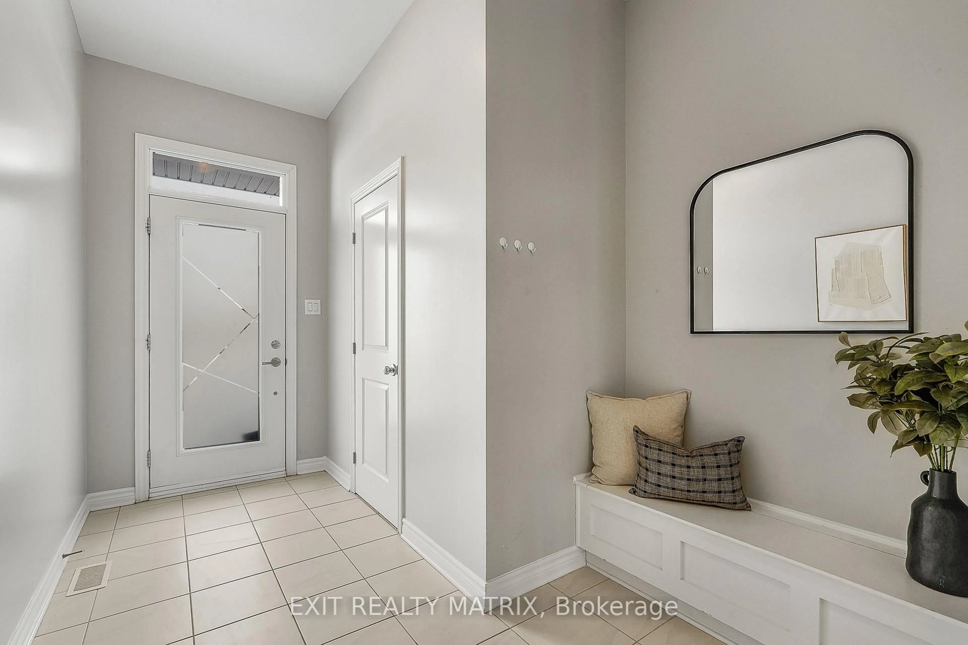 Indoor entryway for 781 Namur St, Russell Ontario K0A 1W0