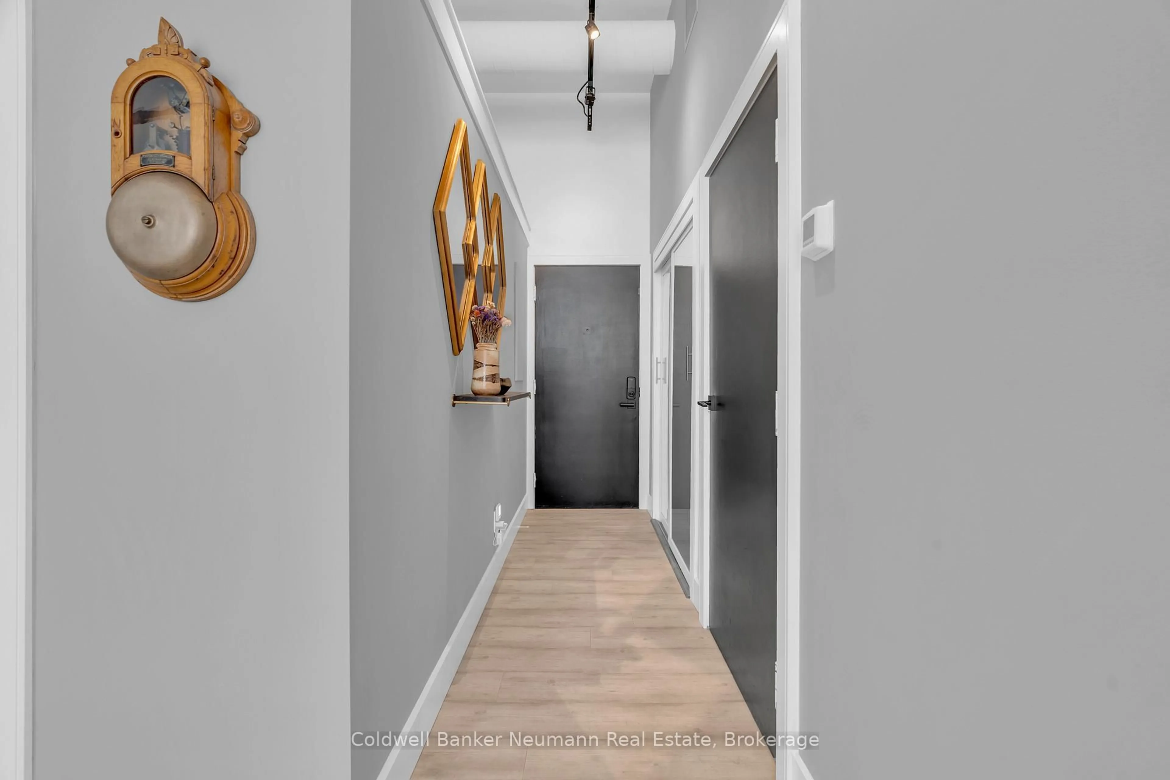 Indoor entryway for 276 King St #205, Kitchener Ontario N2G 1B6