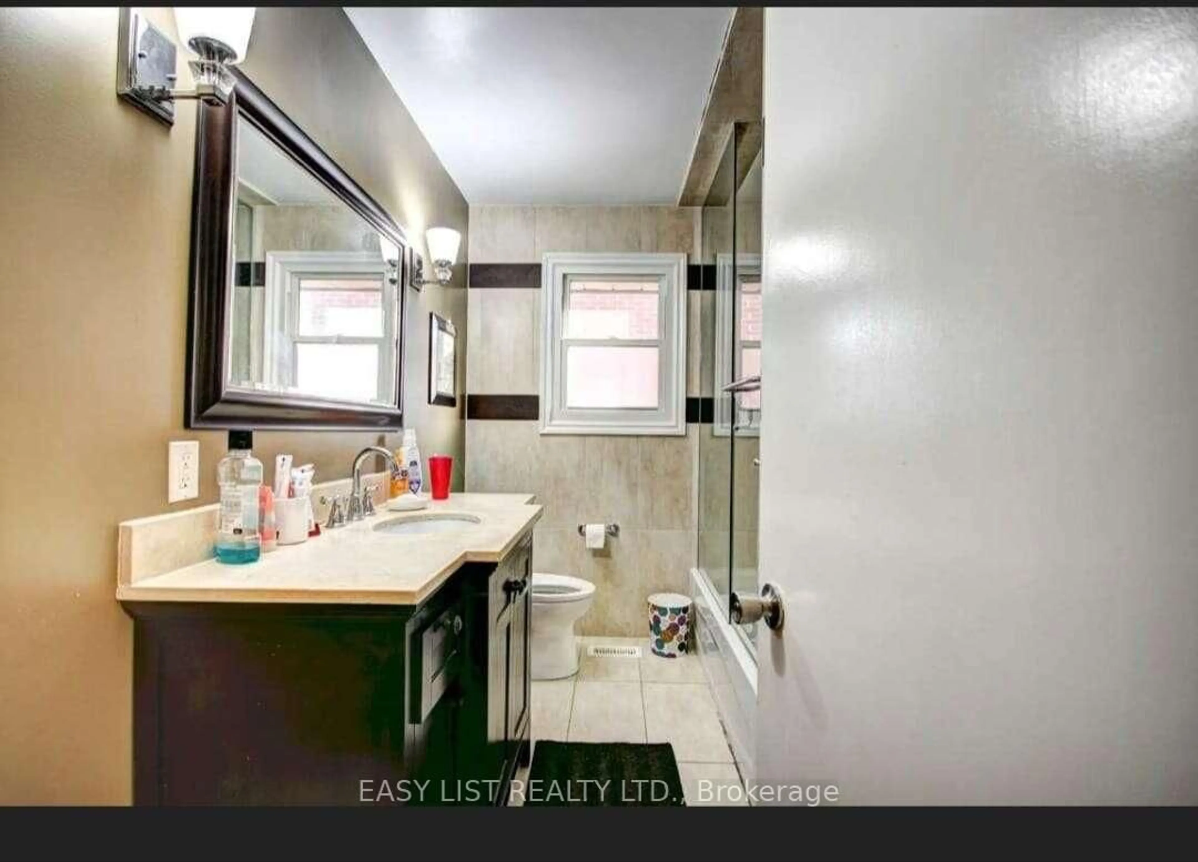 Standard bathroom, ceramic/tile floor for 138 Rifle Range Rd, Hamilton Ontario L8S 3B6