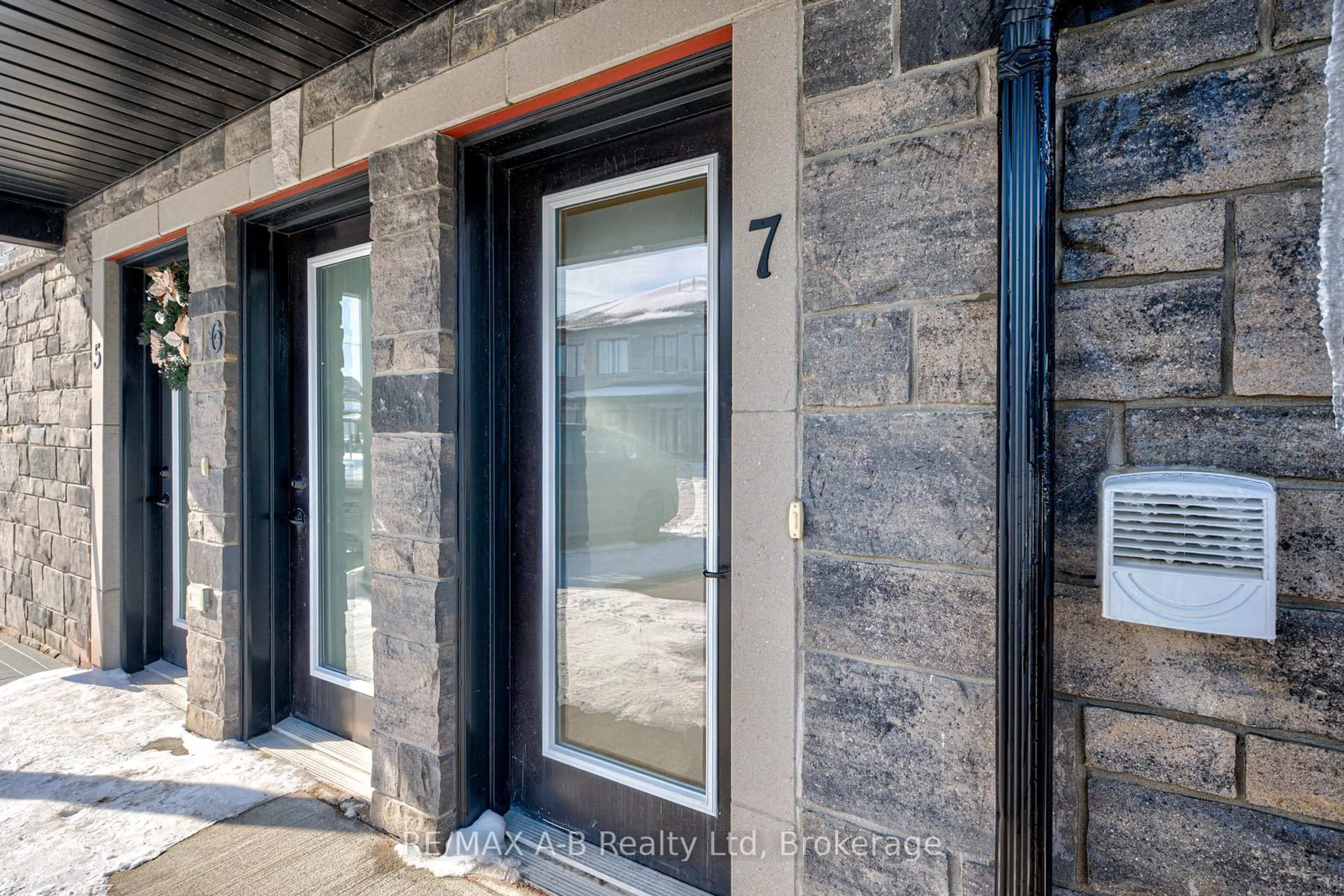 Indoor entryway for 3194 Vivian Line 37 #7, Stratford Ontario N5A 0J8