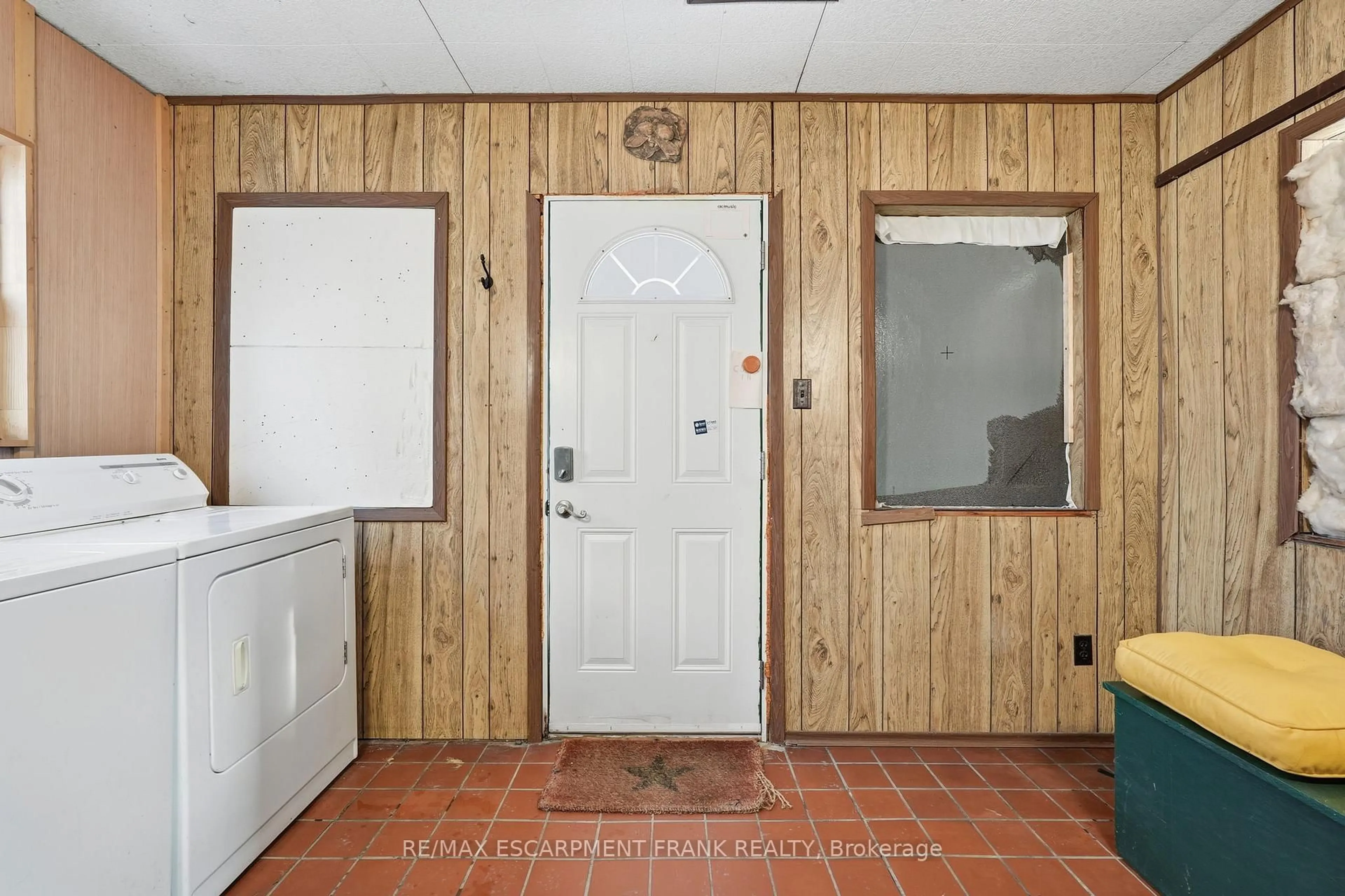 Indoor entryway for 196 GLEN Rd, Hamilton Ontario L8S 3N4