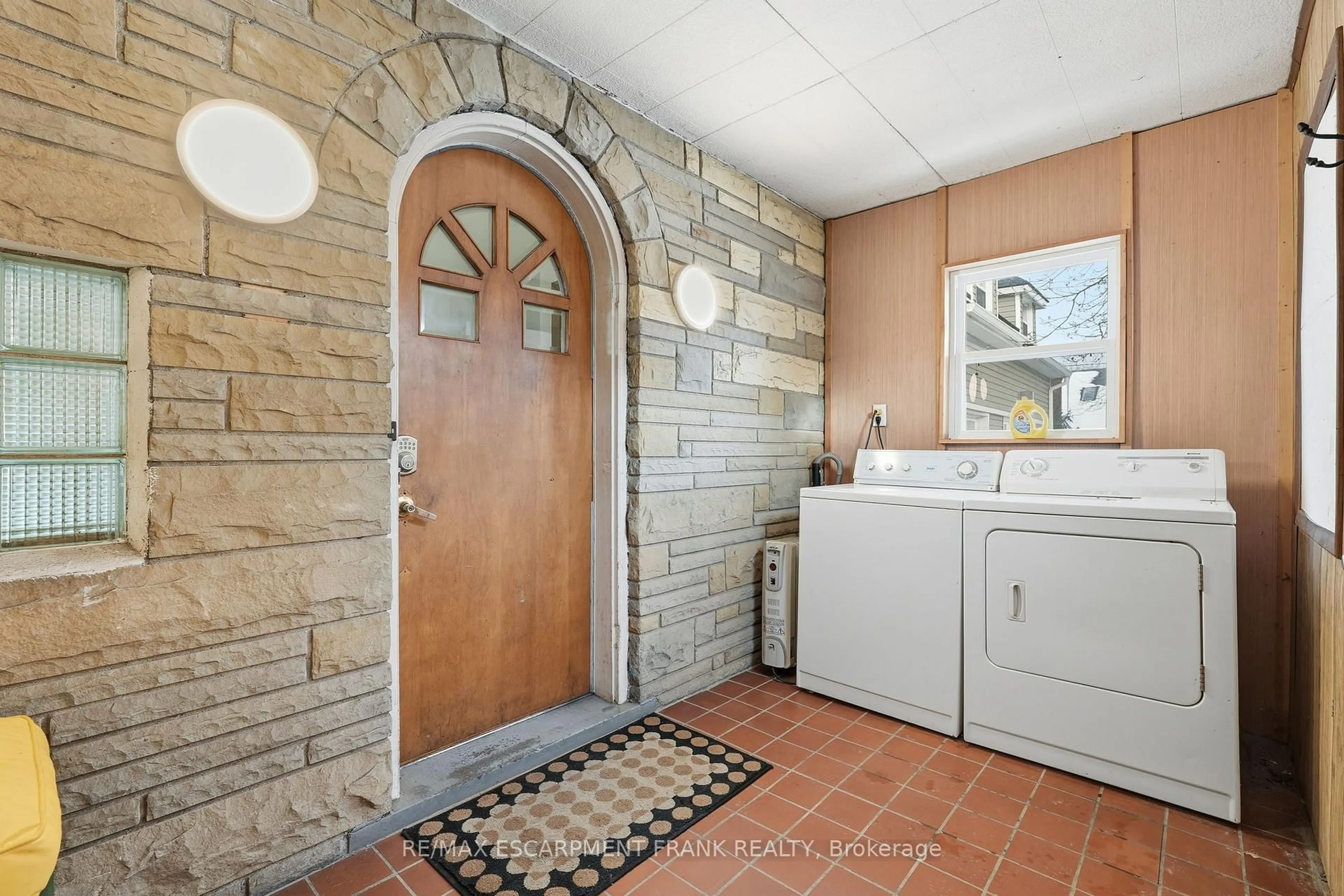 Laundry room for 196 GLEN Rd, Hamilton Ontario L8S 3N4