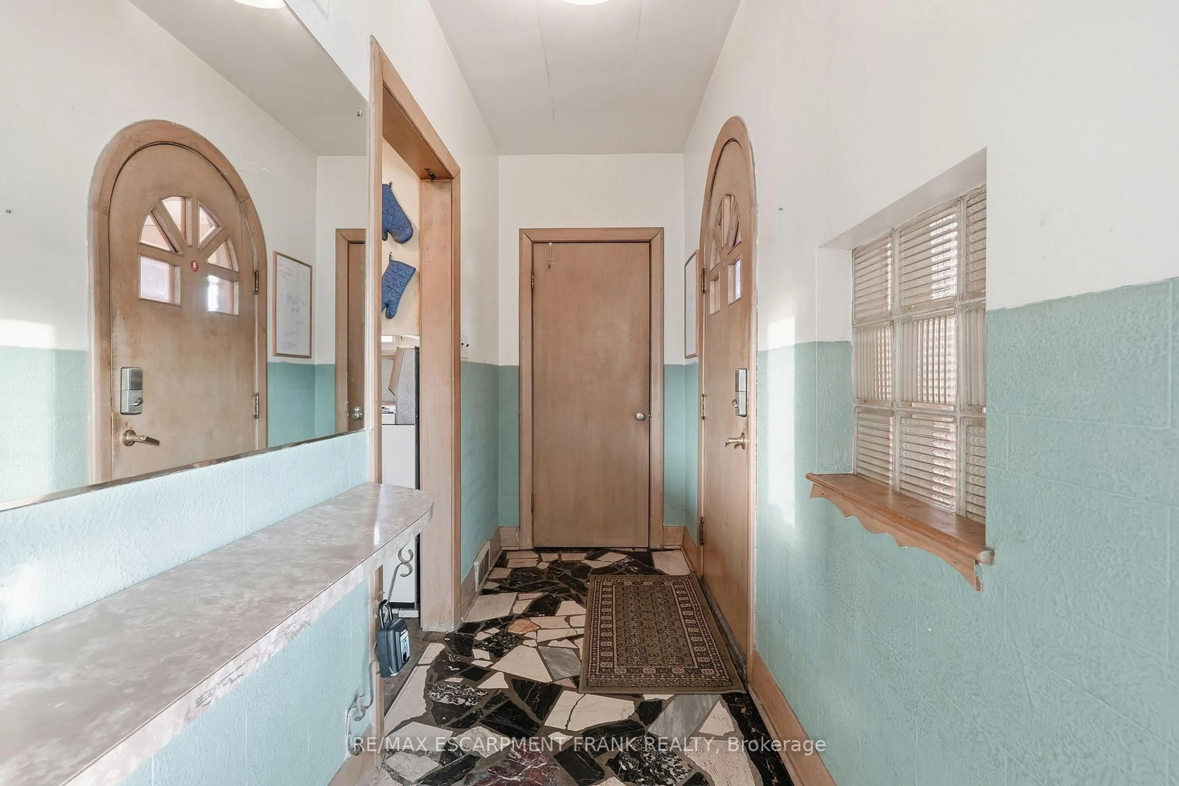 Indoor foyer for 196 GLEN Rd, Hamilton Ontario L8S 3N4