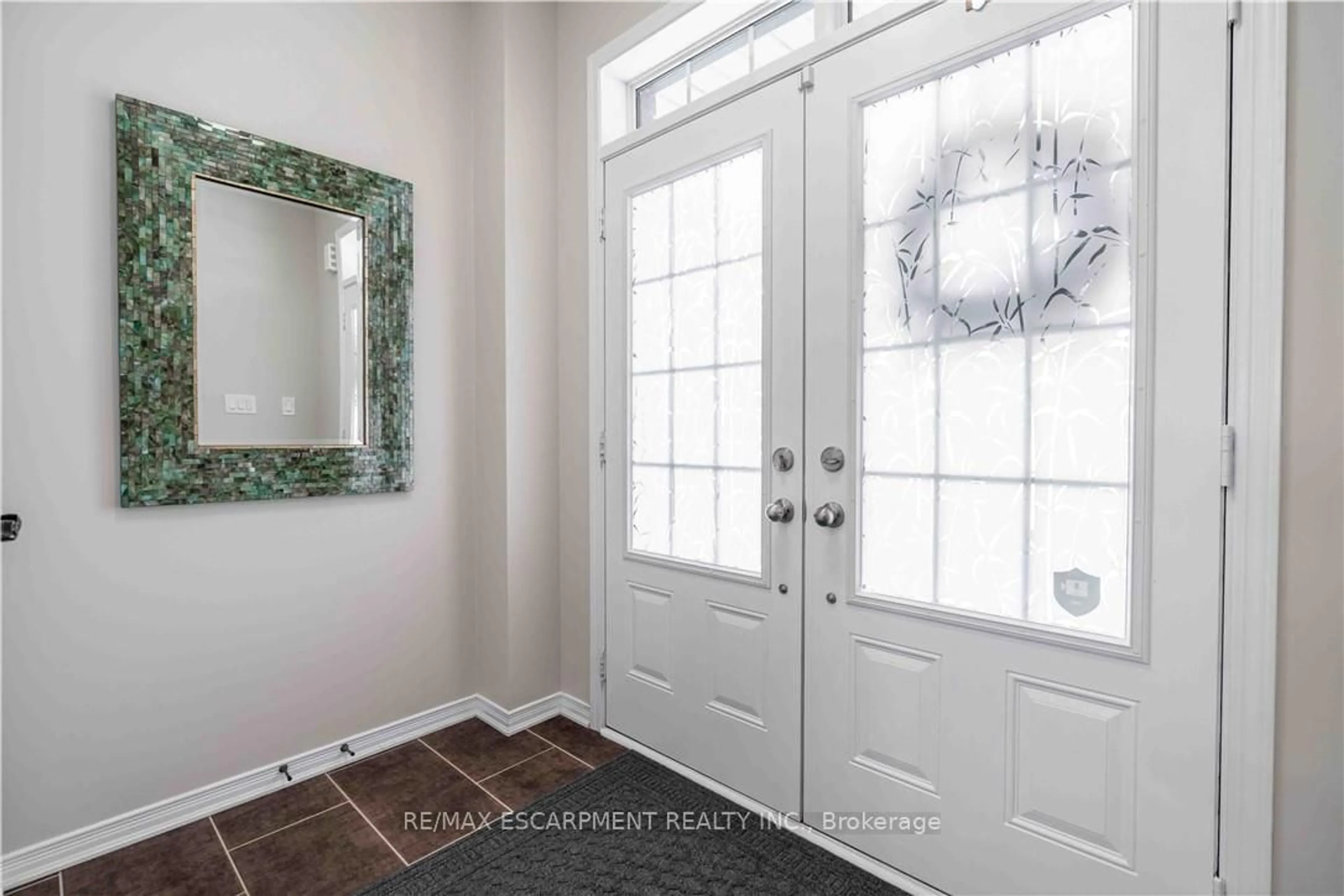 Indoor entryway for 115 Larry Cres, Haldimand Ontario N3W 0B2