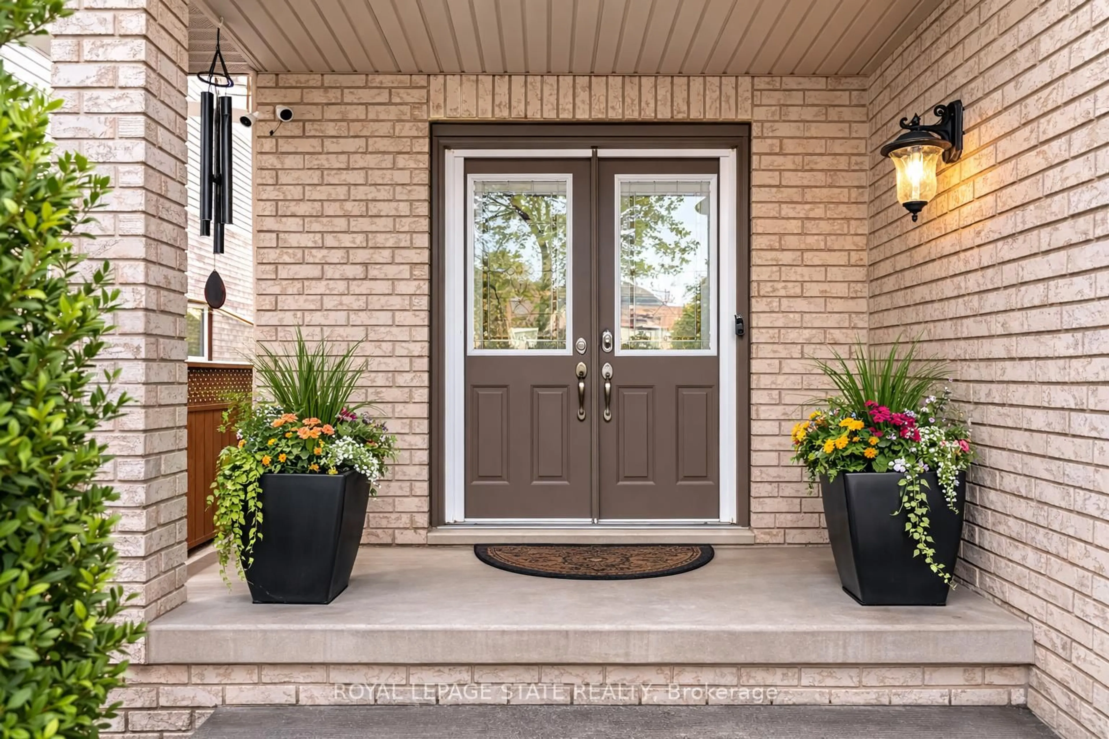 Indoor entryway for 114 Armour Cres, Hamilton Ontario L9K 1R9