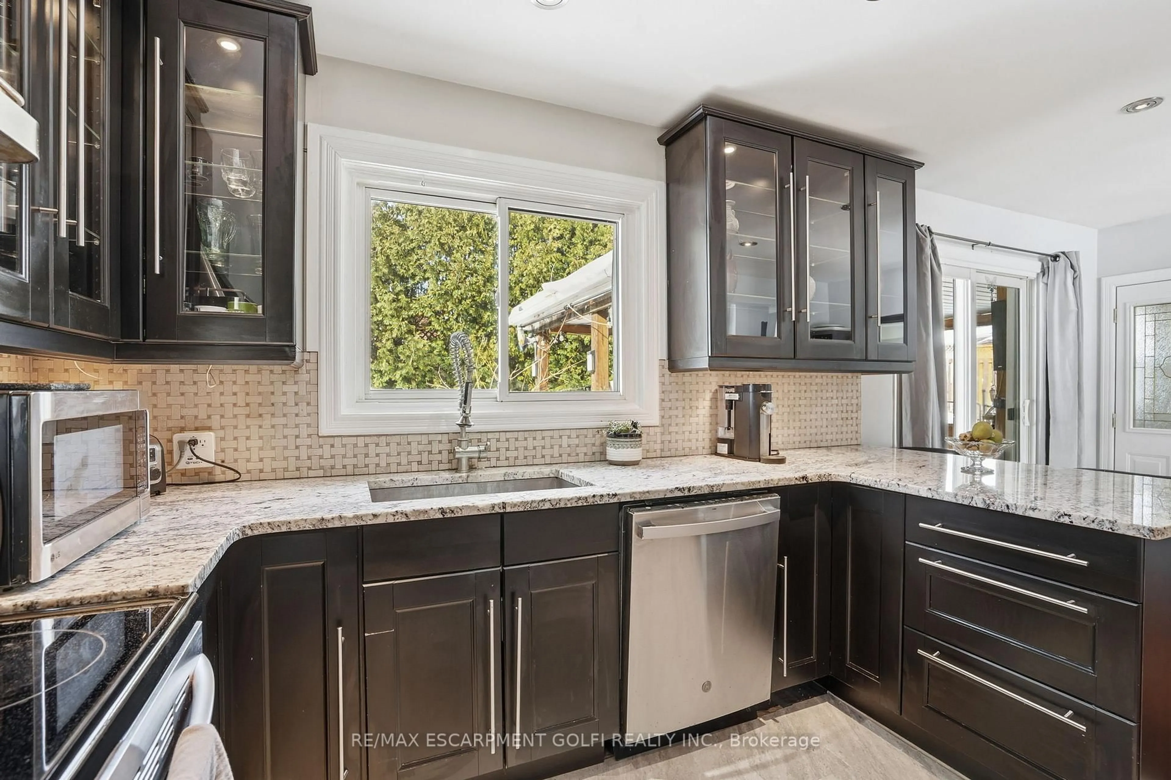 Contemporary kitchen, ceramic/tile floor for 7 Piott Crt, Hamilton Ontario L8G 2W2