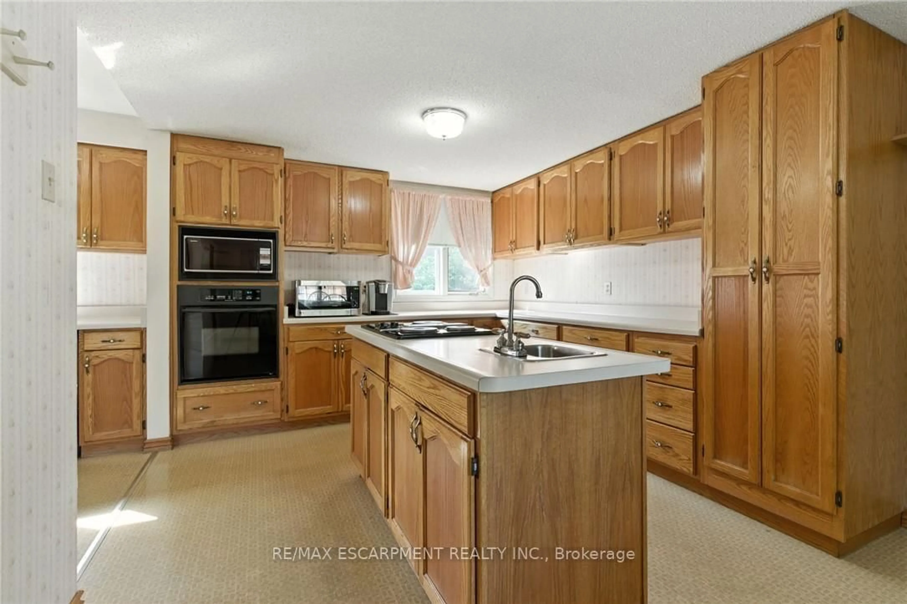 Standard kitchen, ceramic/tile floor for 18 Jasper Dr, Hamilton Ontario L8G 2S7