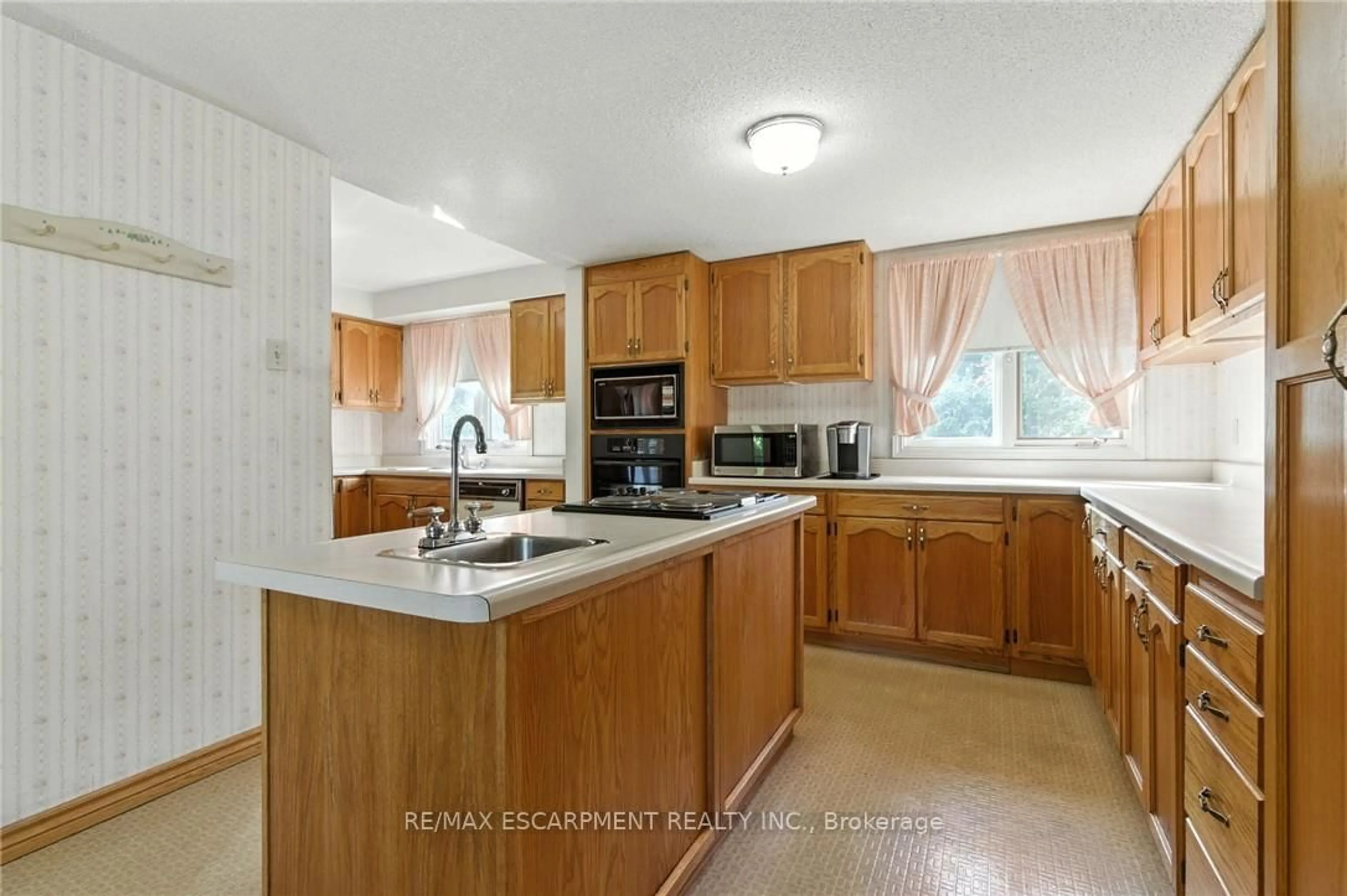 Standard kitchen, ceramic/tile floor for 18 Jasper Dr, Hamilton Ontario L8G 2S7