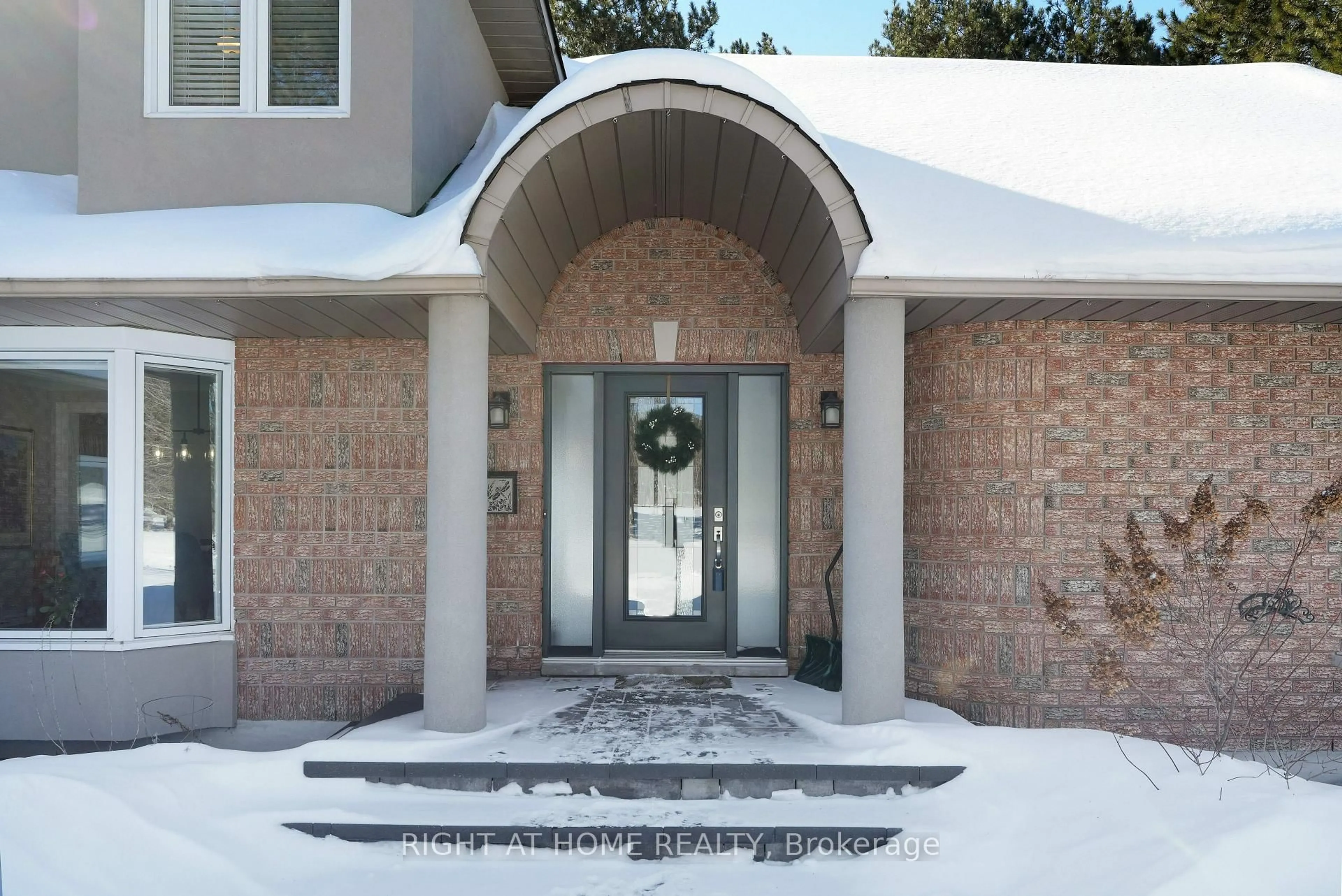 Indoor entryway for 114 David Kennedy Dr, Ottawa Ontario K0A 1T0