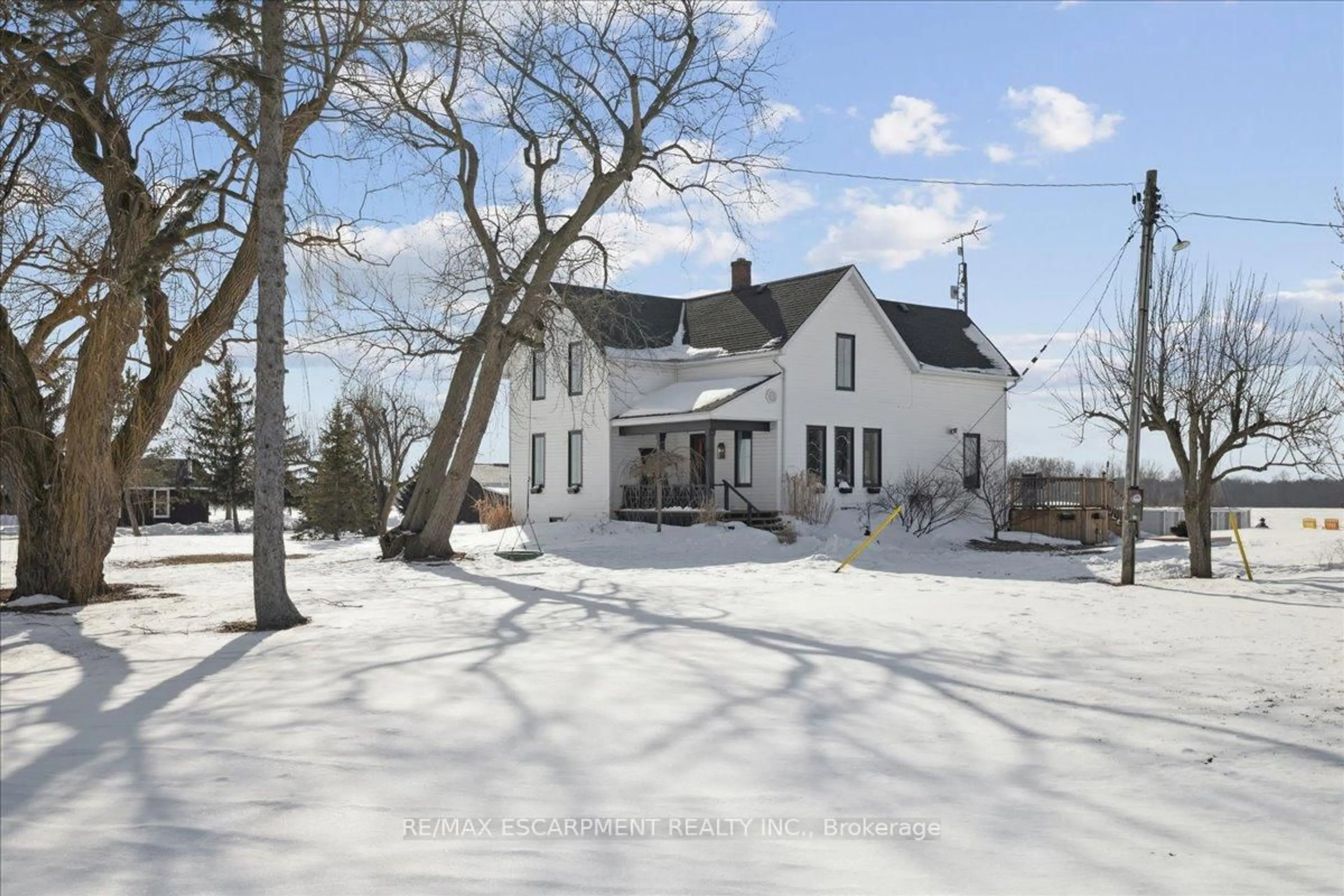 A pic from outside/outdoor area/front of a property/back of a property/a pic from drone, street for 110 Cream St, Pelham Ontario L0S 1C0