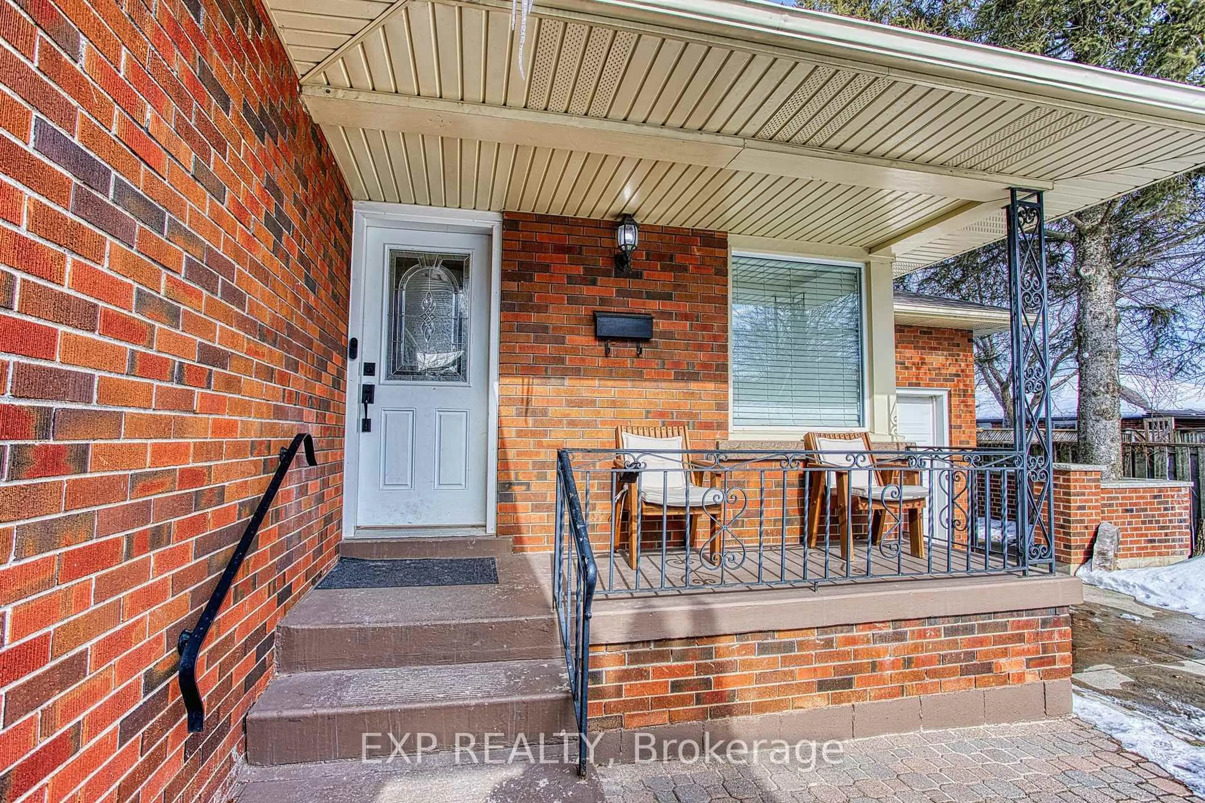 Indoor entryway for 15 Passmore St, Hamilton Ontario L8G 3J4