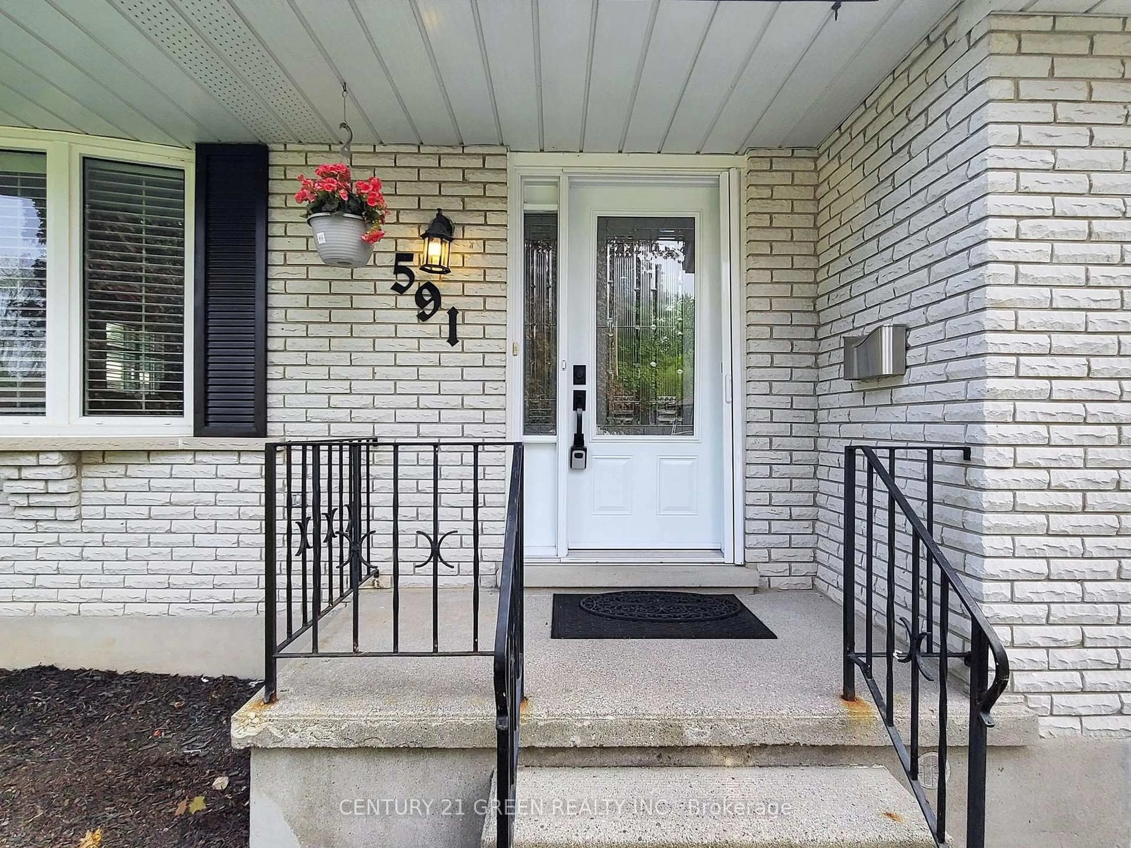 Indoor entryway for 591 Dogwood Lane, Waterloo Ontario N2L 4Y1